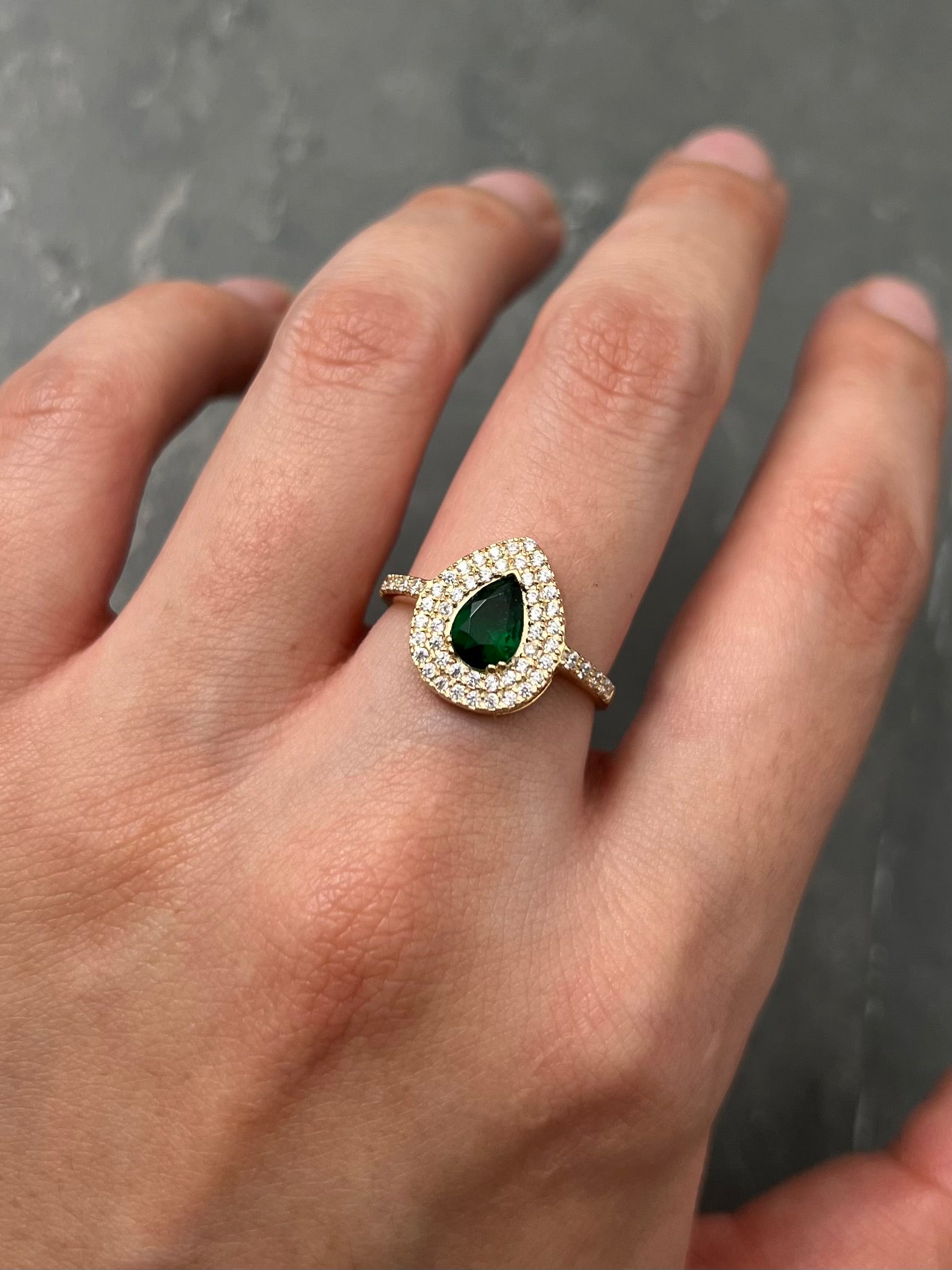 Anillo gota con swarovski verde y blanco 2.5gr / Talla 6 / Oro Amarillo Nac M