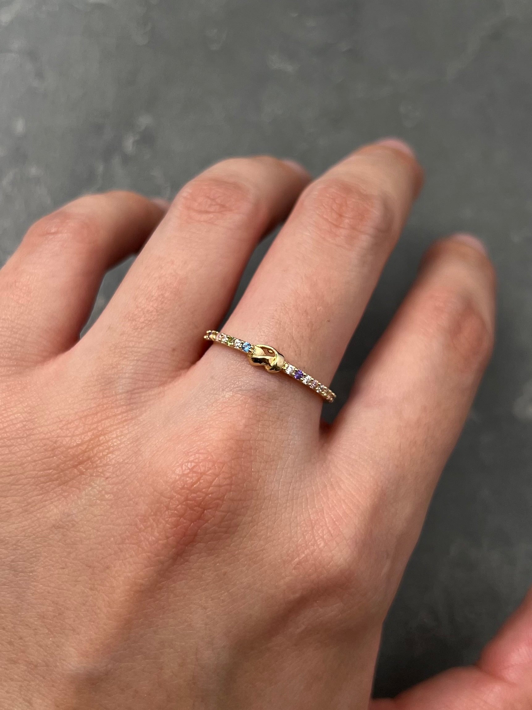 Anillo con swarovski multicolor 1.45gr / Talla 7 1/4 / Oro Amarillo Nac M