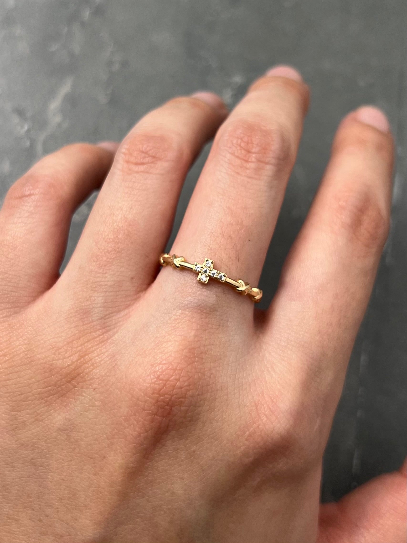 Anillo cruz con swarovski blanco 1.85gr / Talla 7 3/4 / Oro Amarillo Nac P