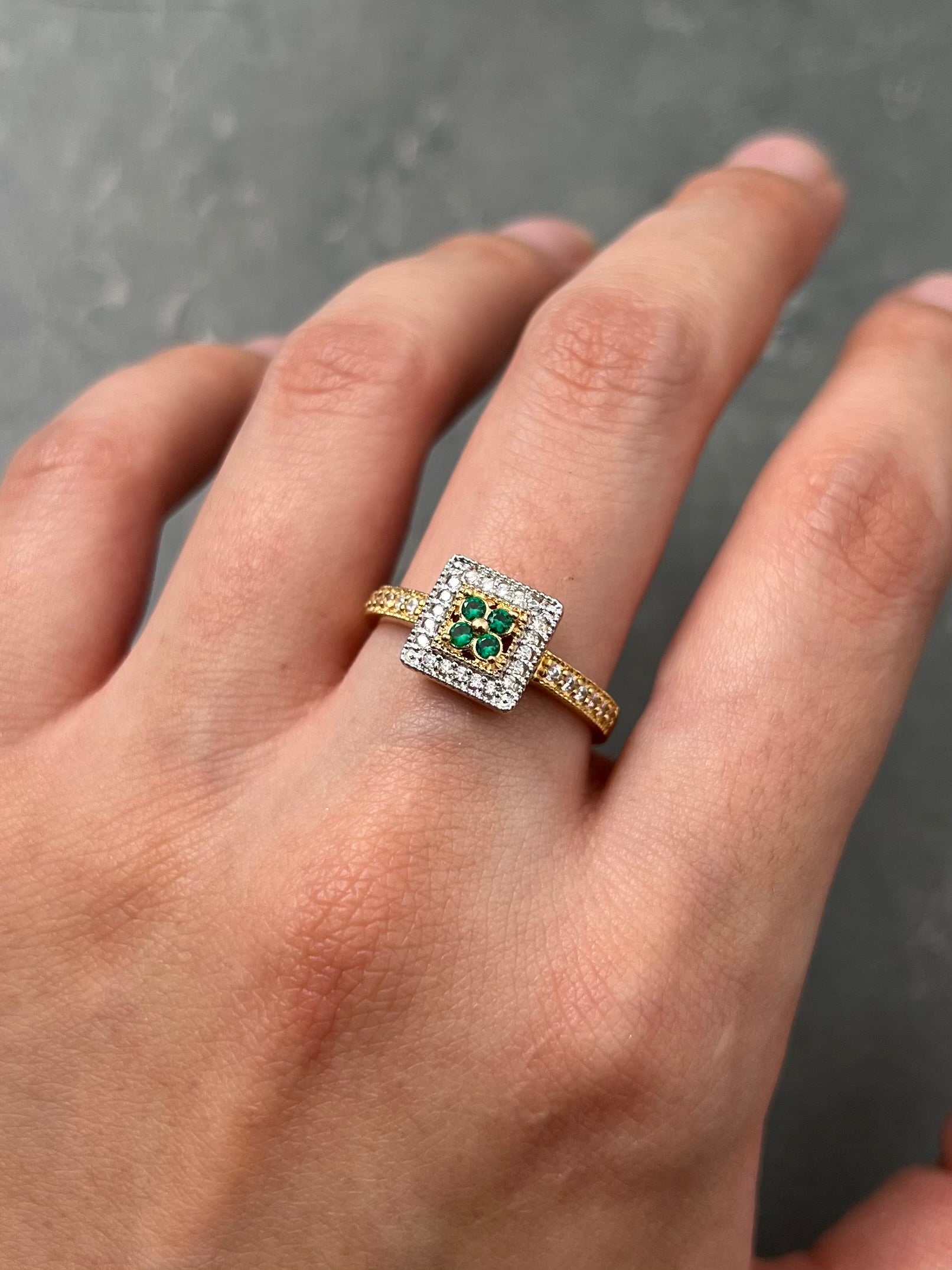 Anillo flor con swarovski verde y blanco 3.3gr / Talla 7 1/ 4 / Oro Amarillo Nac B