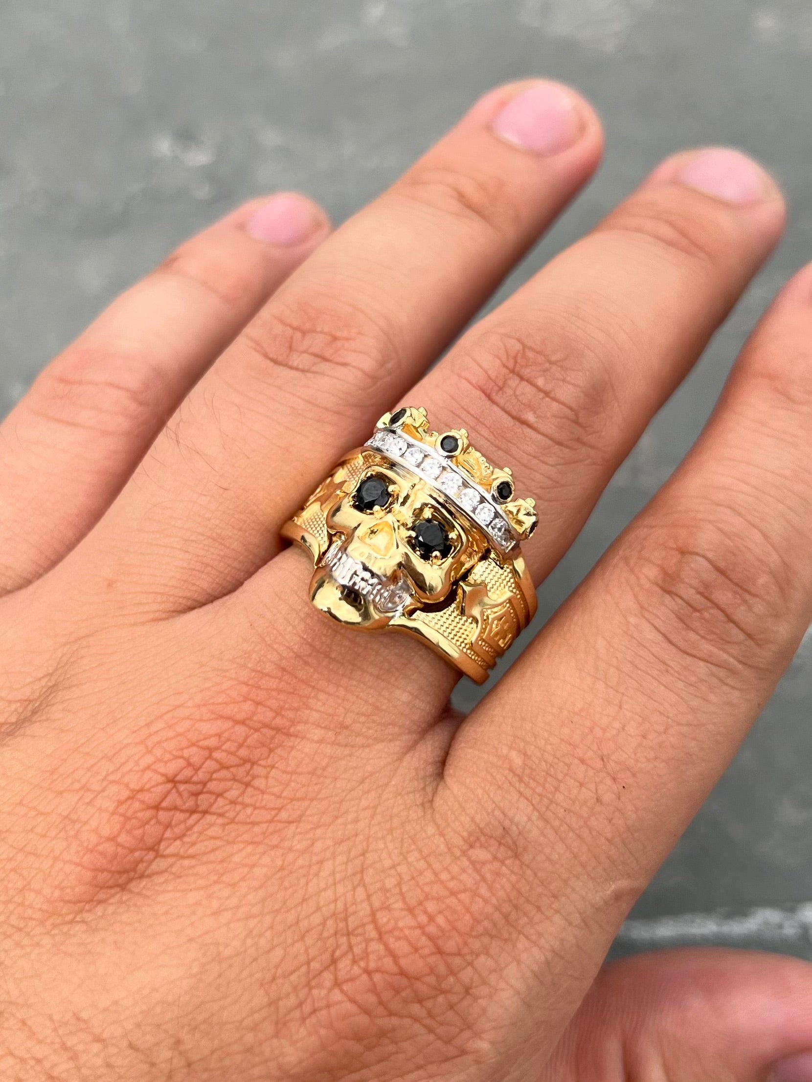 Anillo calavera con swarovski negro y blanco 14.7gr / Talla 10 1/4 / Oro Amarillo Nac M