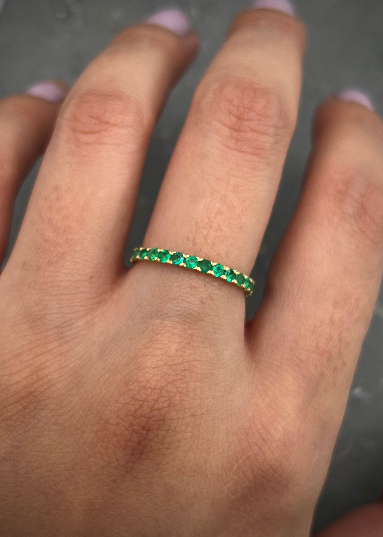 Anillo con 69pts de esmeralda 1.1gr / TALLA 5 1/4 / Oro Amarillo (Joya) P