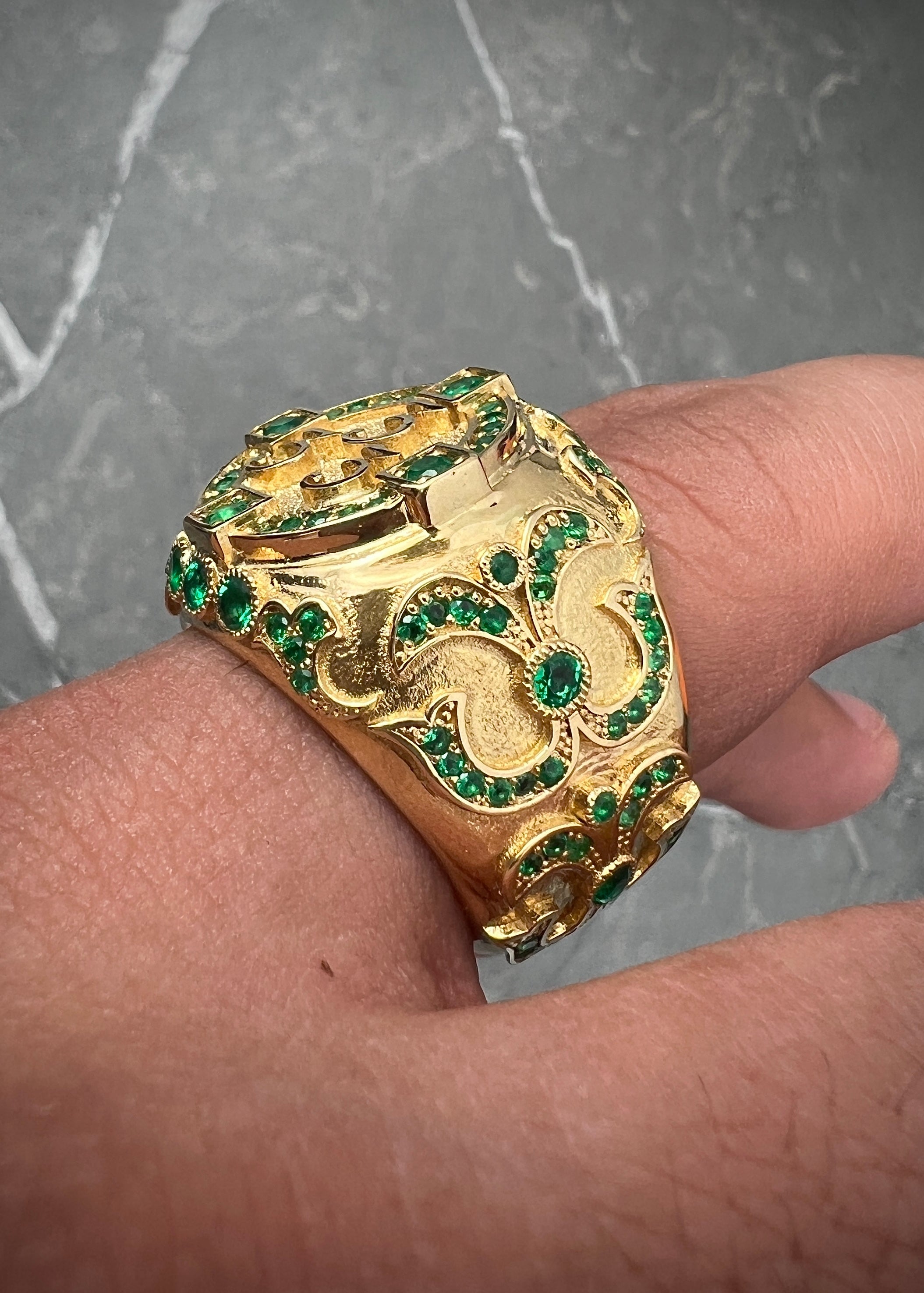 Anillo 333 con 180pts de esmeralda 23.1gr / Talla 10 1/4 / Oro Amarillo (Joya) M