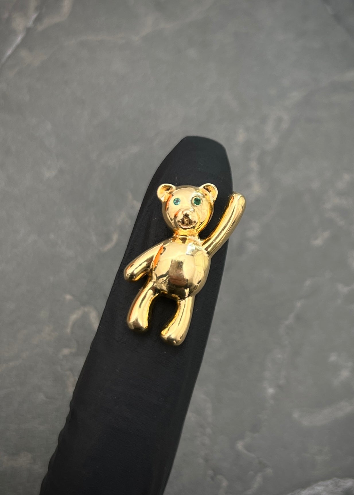 Dije oso con 4pts de esmeraldas 4.8gr / Largo 2.5cm / Oro Amarillo Nac (Joya) B