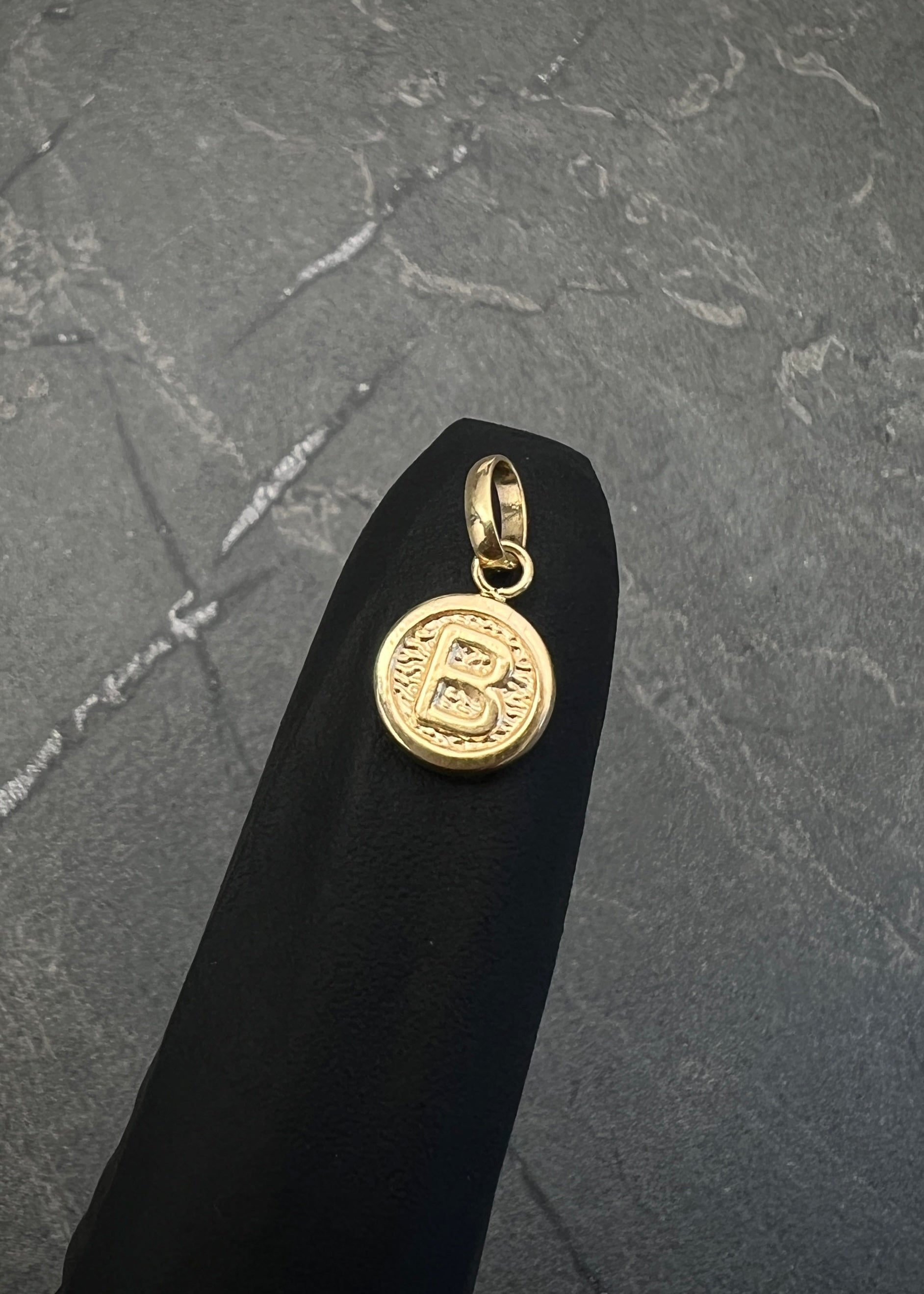 Dije letra B 0.35gr / Largo 1.5cm / Oro Amarillo Nac M