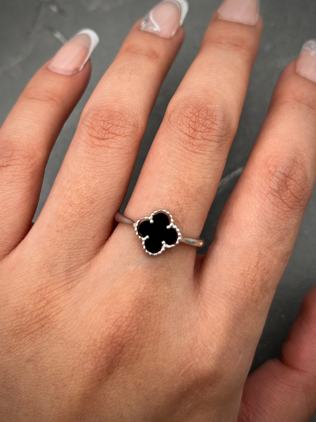 Anillo lucky clover piedra negra 2.8gr / Talla: 7 — Oro Blanco