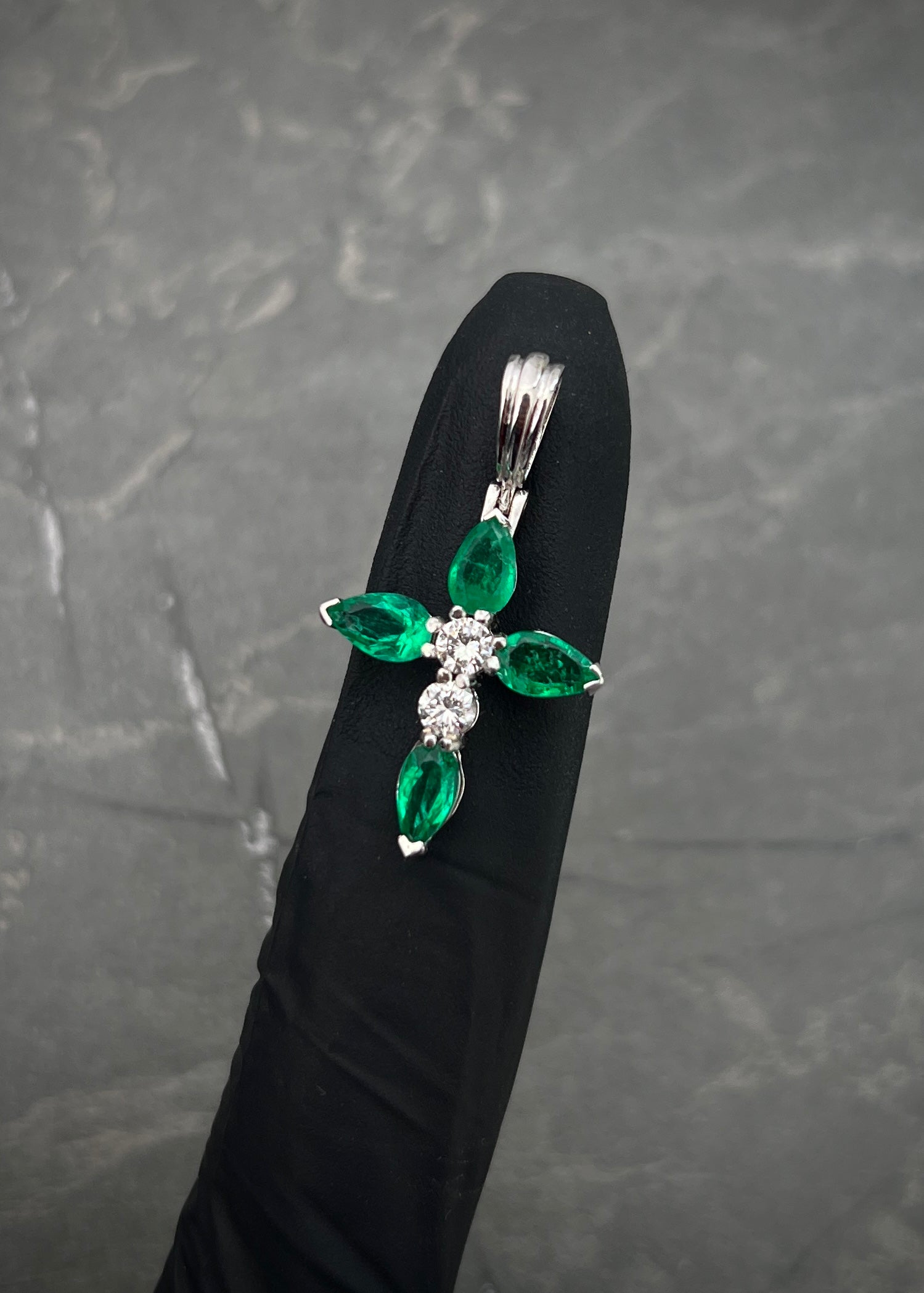 Dije cruz con 131pts esmeralda y 28pts diamante blanco 2.3gr / Largo 3.1cm / Oro Blanco Nac (Joya) B