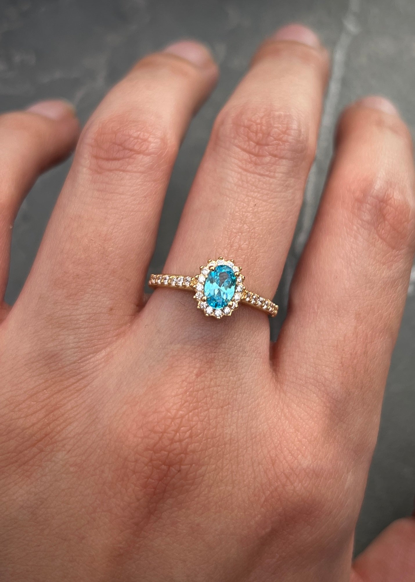 Solitario ovalado con swarovski azul y blanco 2.25gr / Talla 5 1/2 / Oro Amarillo Nac B