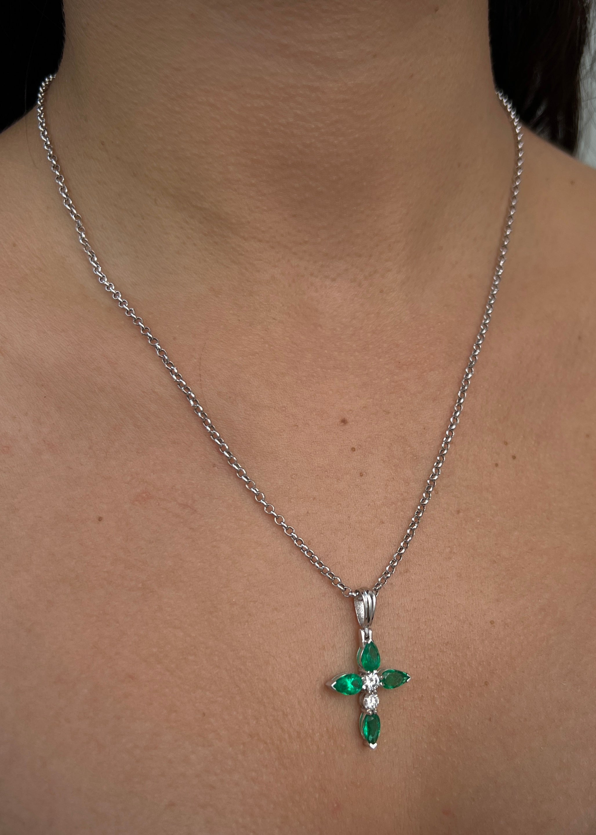 Dije cruz con 131pts esmeralda y 28pts diamante blanco 2.3gr / Largo 3.1cm / Oro Blanco Nac (Joya) B