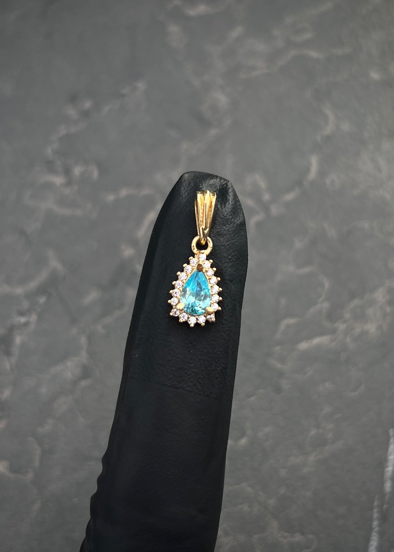 Dije gota con swarovski azul y blanco 1.1gr / Largo 1.7cm / Oro Amarillo Nac B