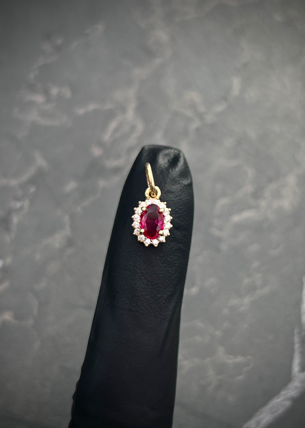 Dije ovalado con swarovski fucsia y blanco 0.6gr / Largo 1.4cm / Oro Amarillo Nac B