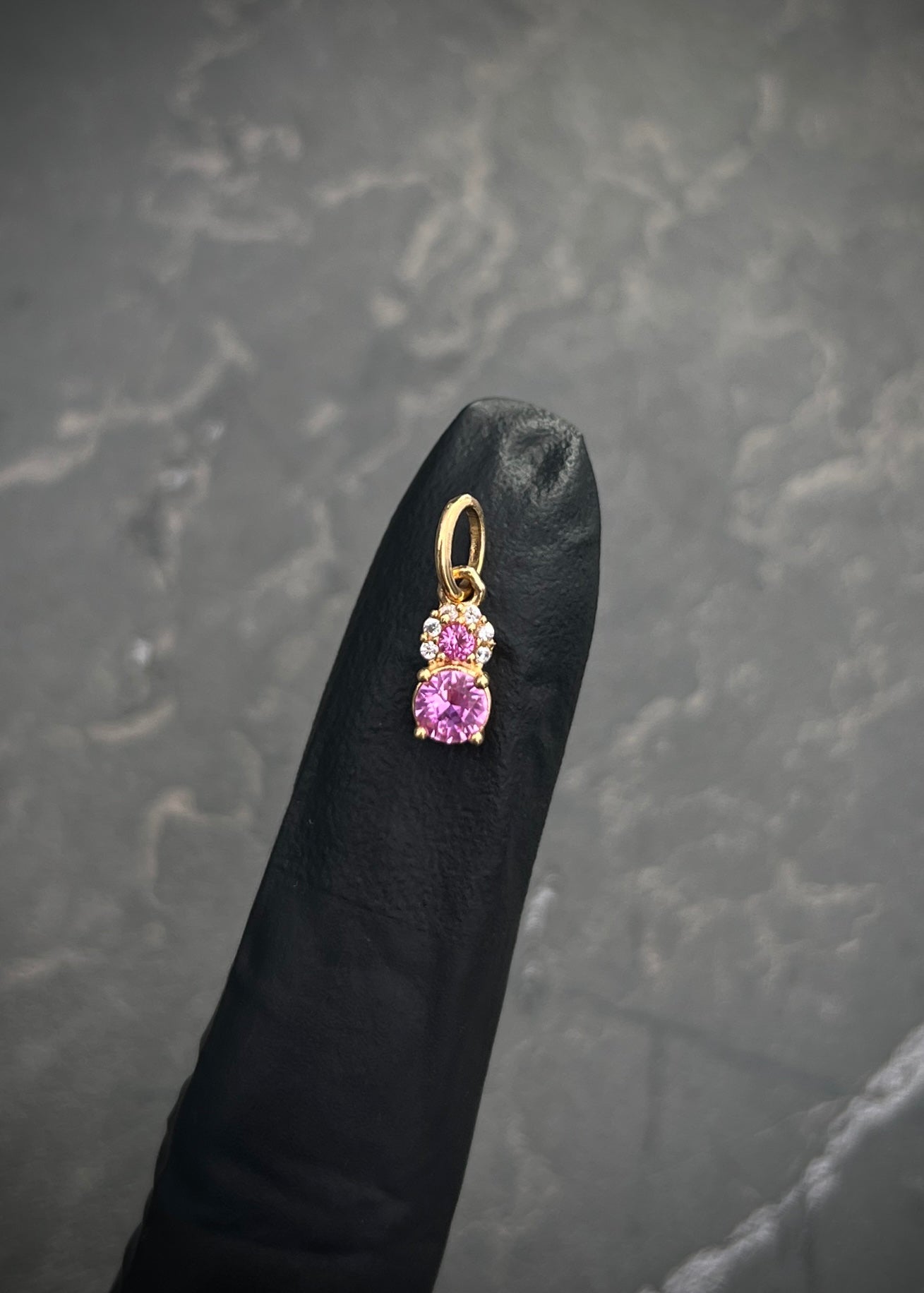 Dije con swarovski rosado y blanco 0.6gr / Largo 1.3cm / Oro Amarillo Nac B