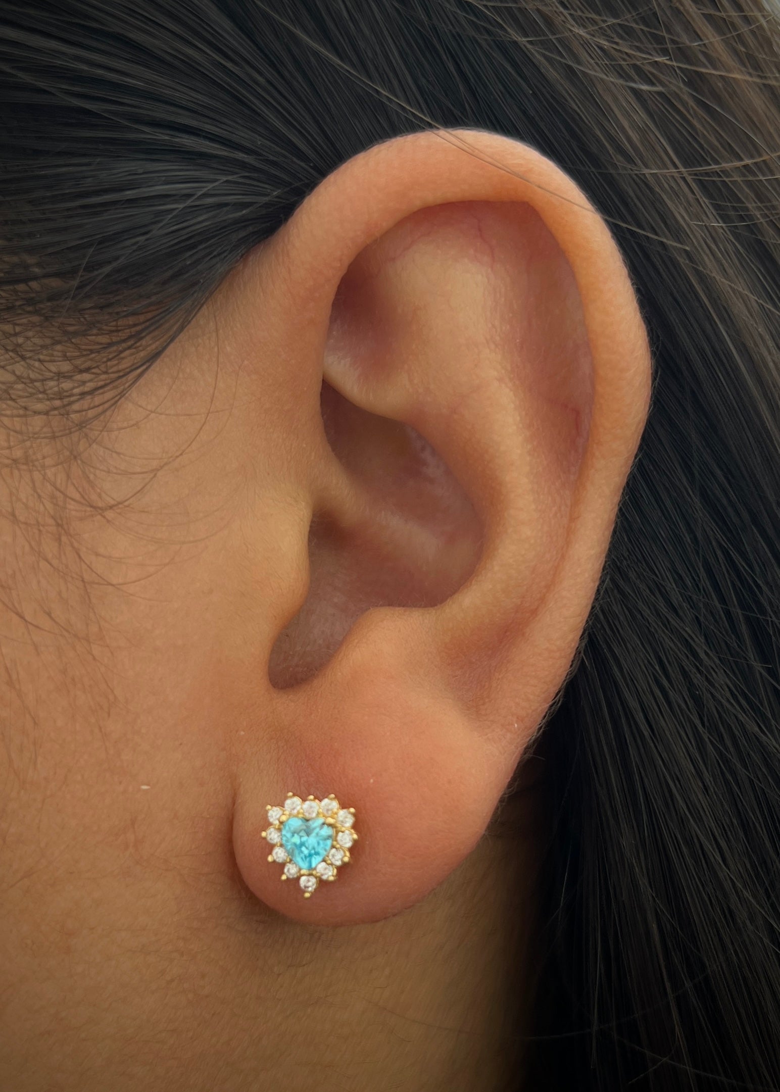 Topos corazon con swarovski azul y blanco 2.15gr / Largo 0.8cm / Oro Amarillo Nac B