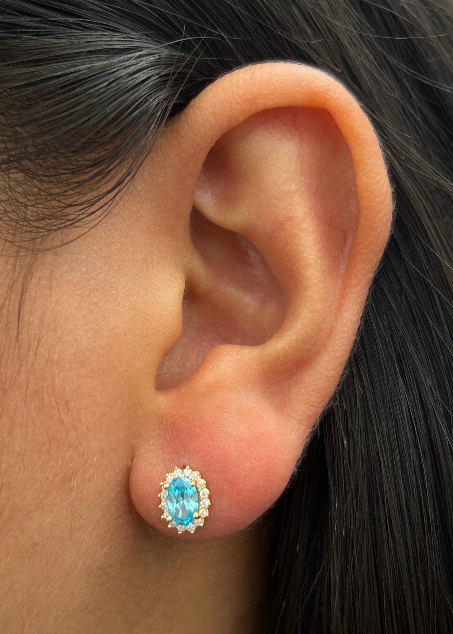 Topos ovalado con swarovski azul y blanco 1.55gr / Largo 0.8cm / Oro Amarillo Nac B