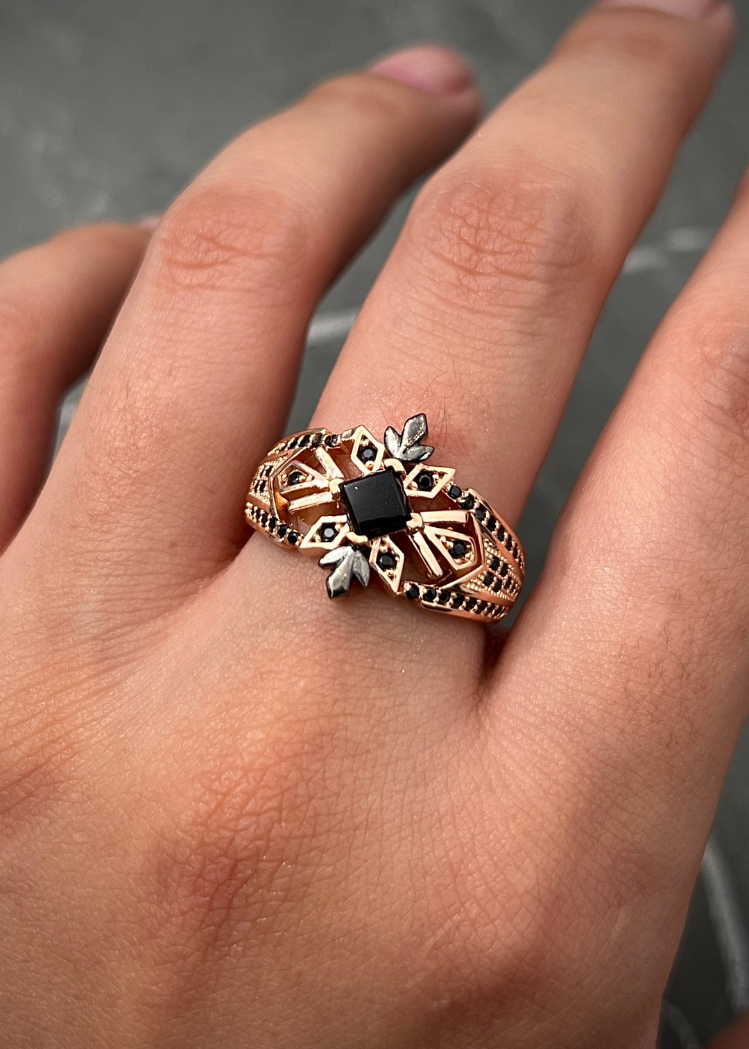 Anillo con swarovski negro 6.2gr / Talla 7 1/4 — Oro Rosado