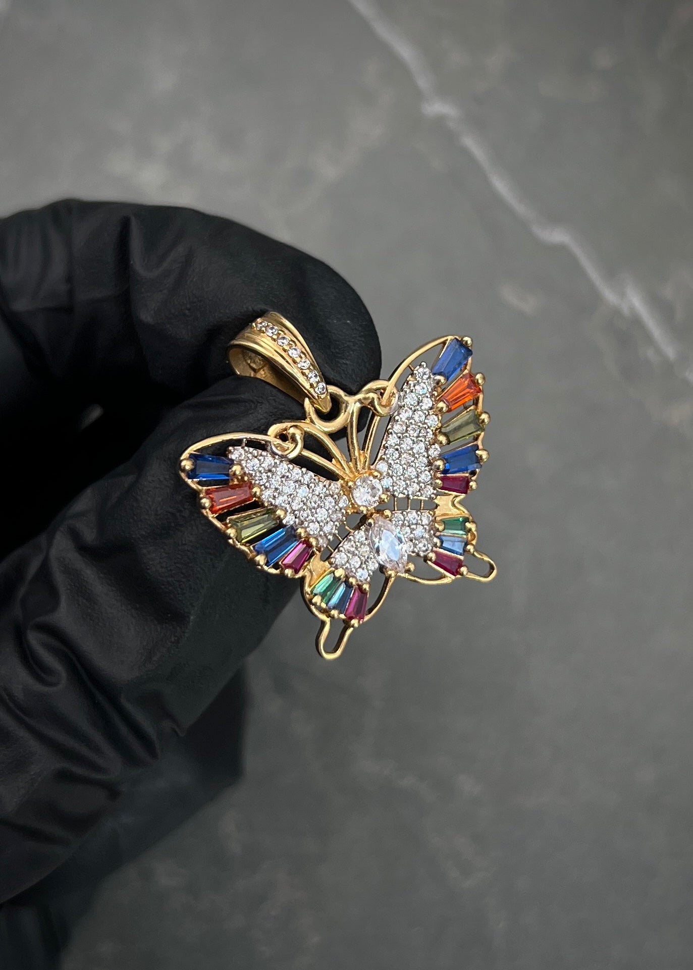 Dije mariposa con swarovski multicolor 5.1gr / Largo 2.7cm / Oro Amarillo Nac B