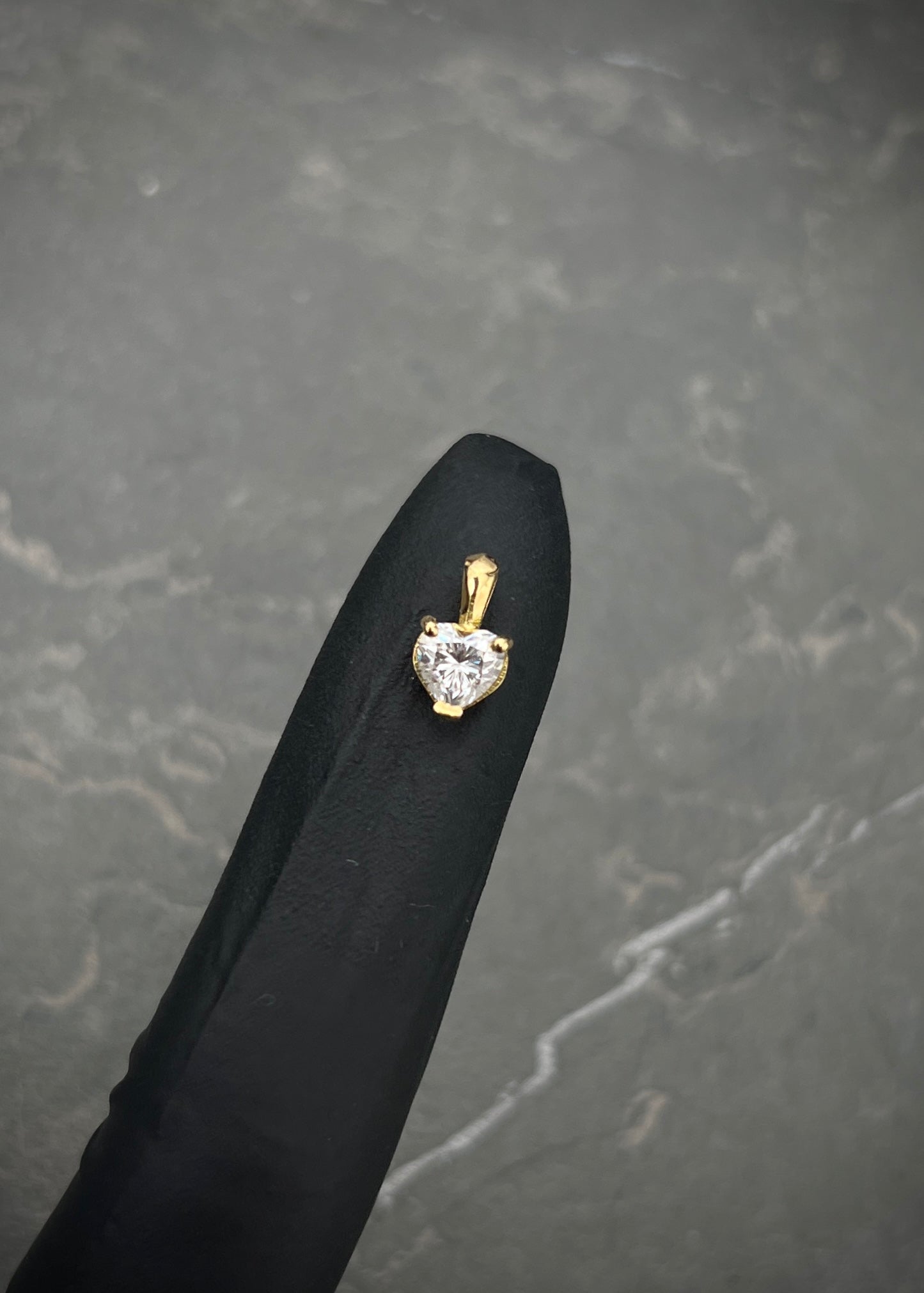 Dije corazon con 48pts de moissanita 0.7gr / Largo 1cm / Oro Amarillo (Joya) B