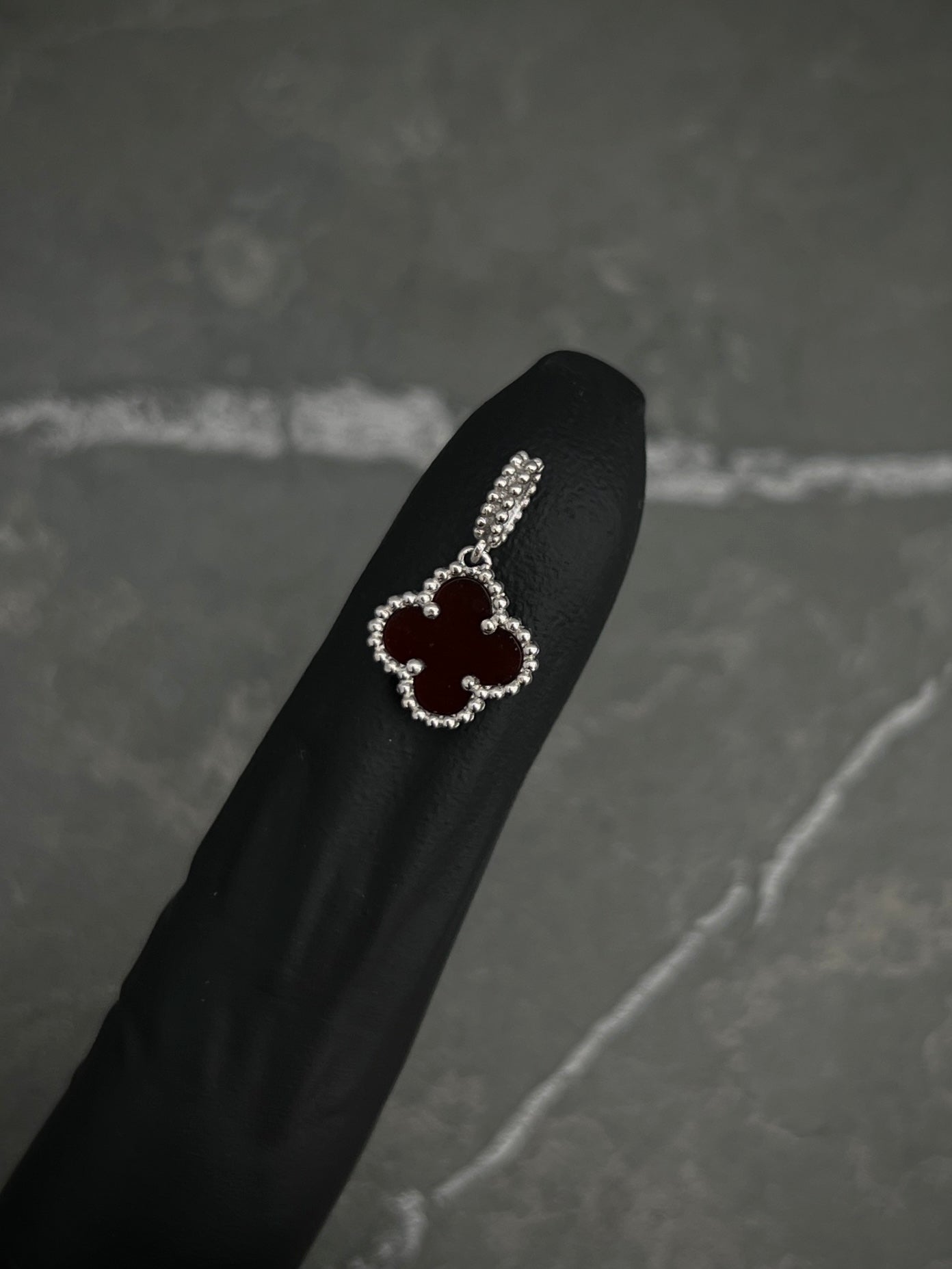 Dije Lucky Clover COn Piedra Roja 1.1gr / Largo 1.6cm / Oro Blanco Nac B