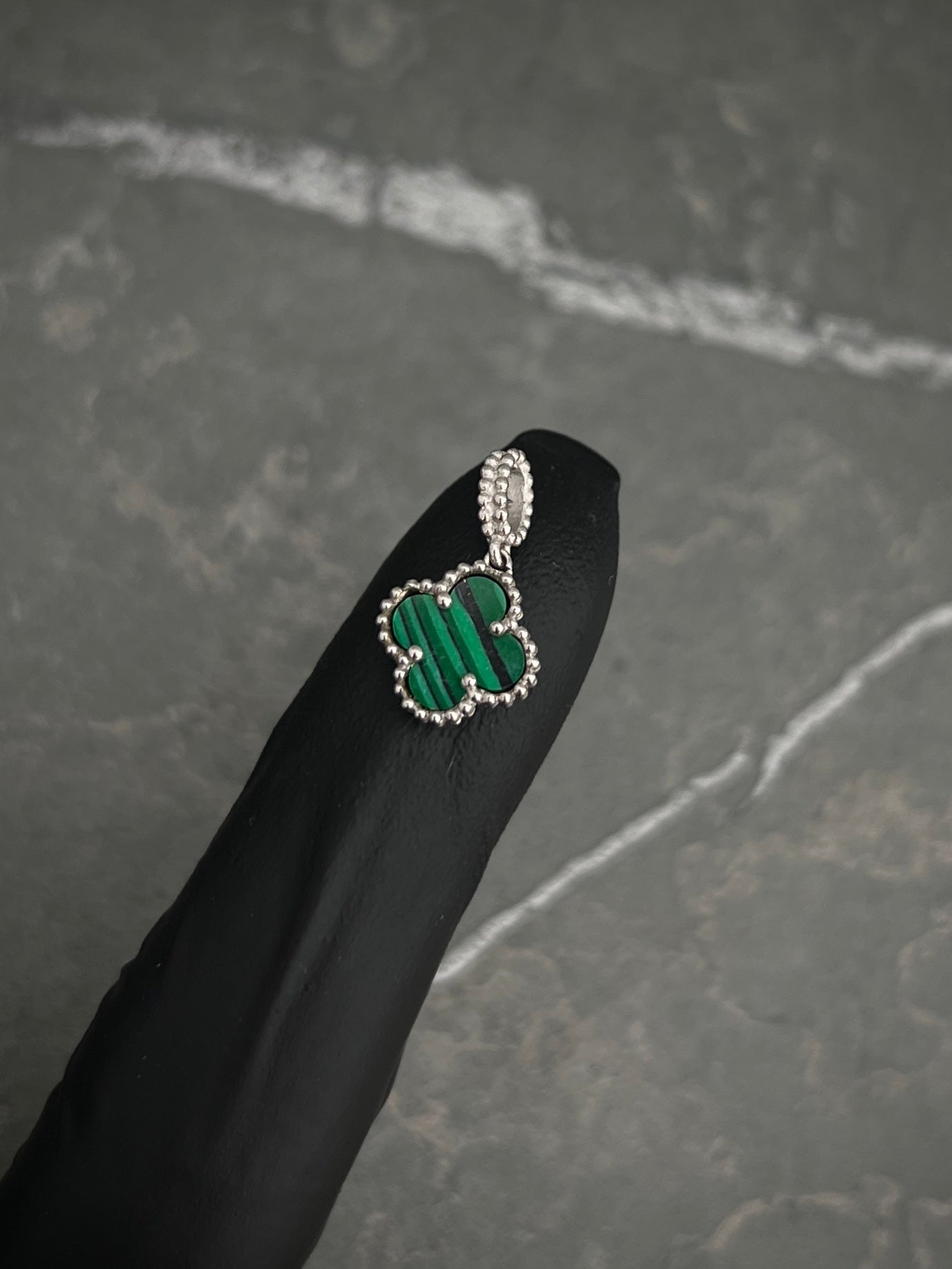 Dije Lucky Clover Con Piedra Verde 0.85gr / Largo 1.6cm / Oro Blanco Nac B