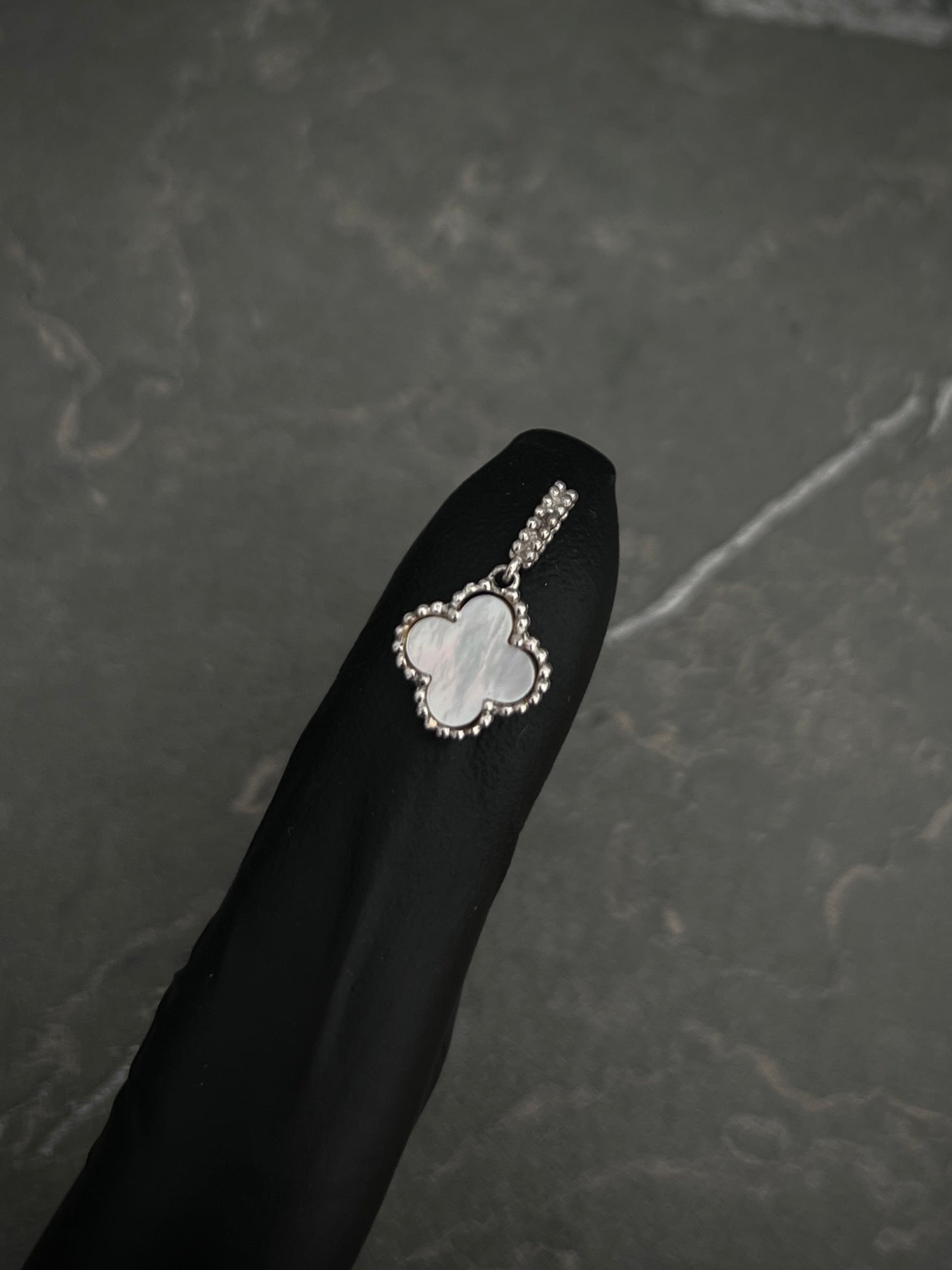 Dije Lucky Clover COn Piedra Blanca 0.9gr / Largo 1.6cm / Oro Blanco Nac B