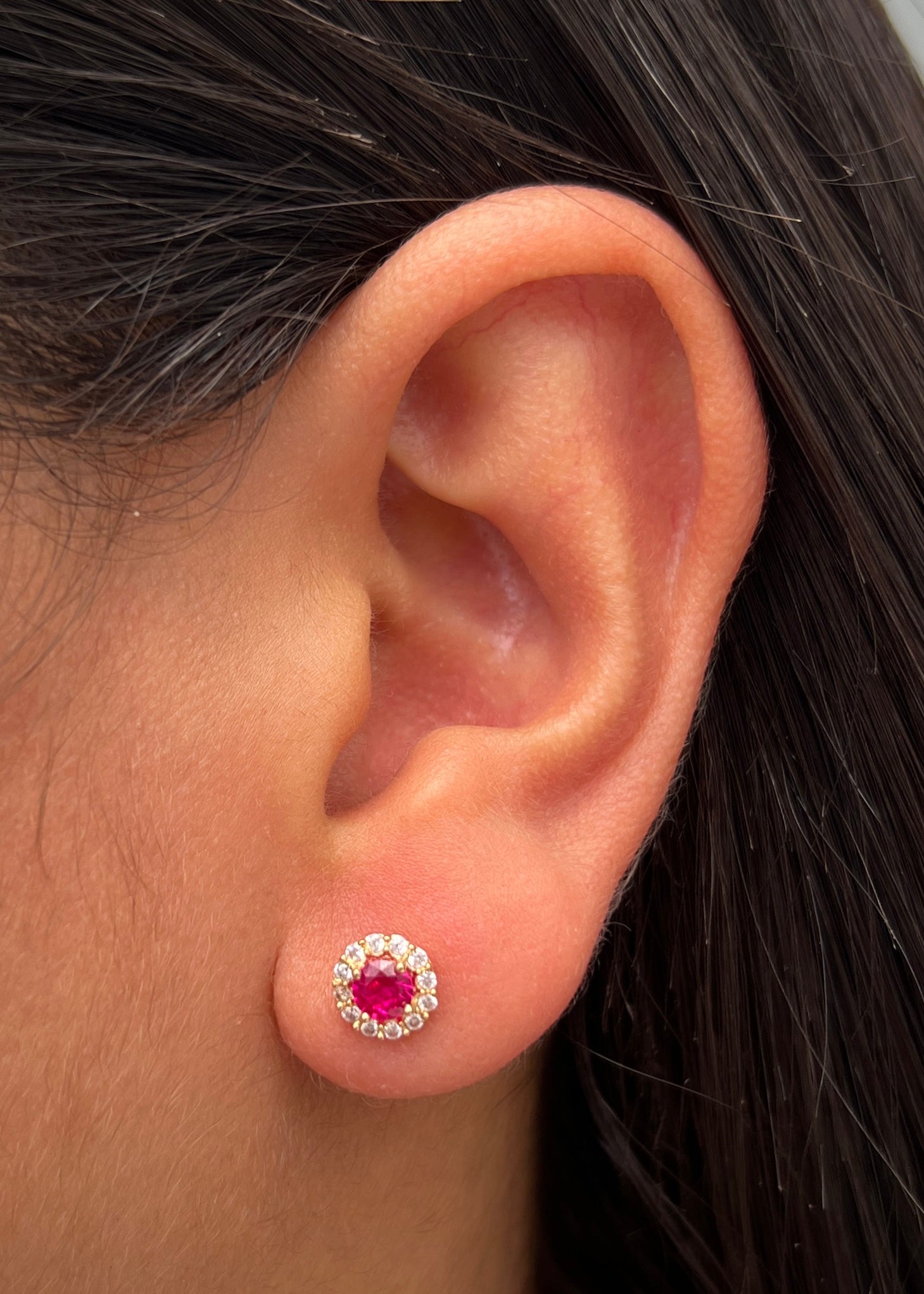 Topos flor con swarovski fucsia y blanco 2.1gr / Largo 0.7cm / Oro Amarillo Nac P