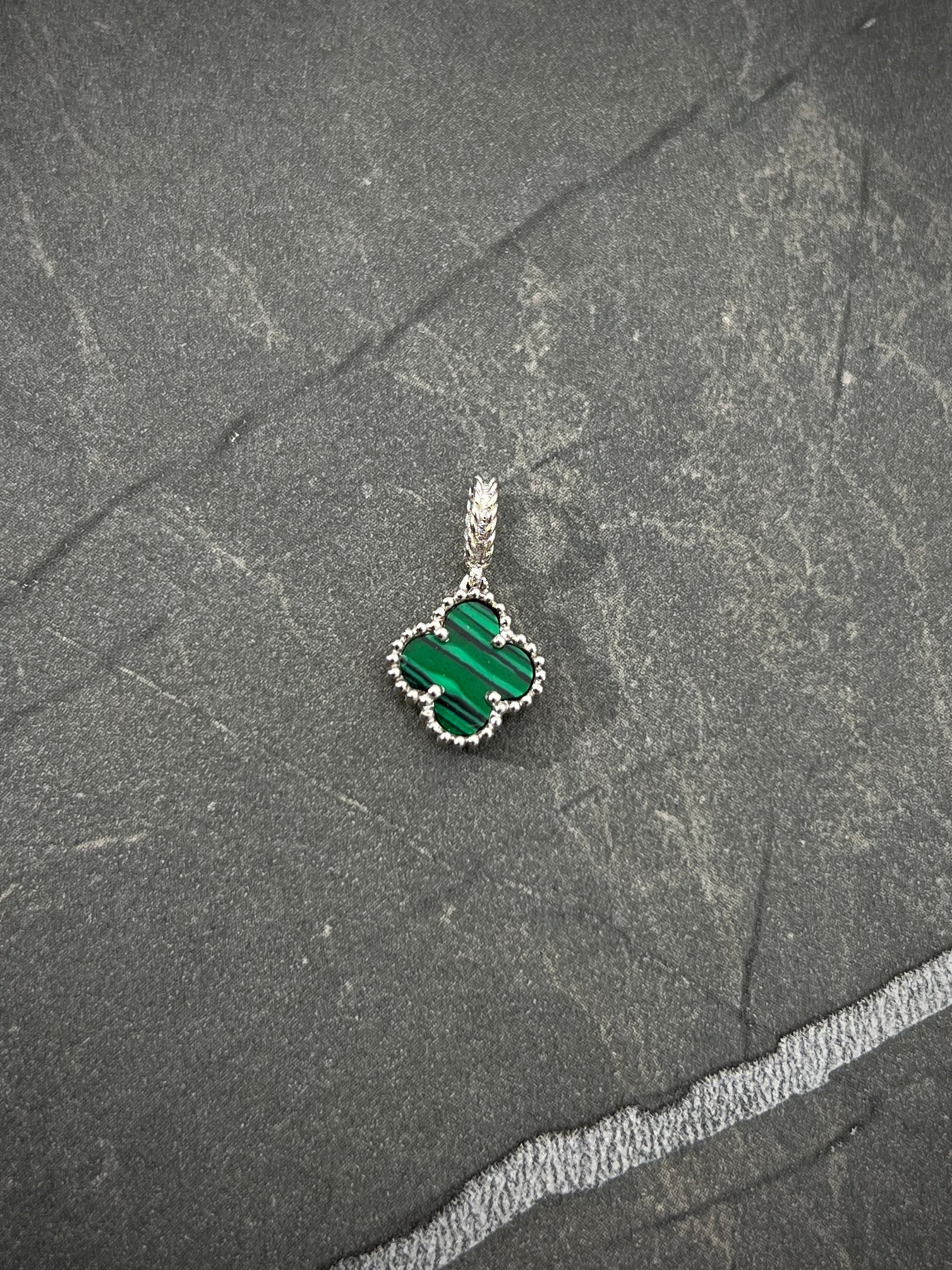 Dije Lucky Clover Con Piedra Verde 0.85gr / Largo 1.6cm / Oro Blanco Nac B