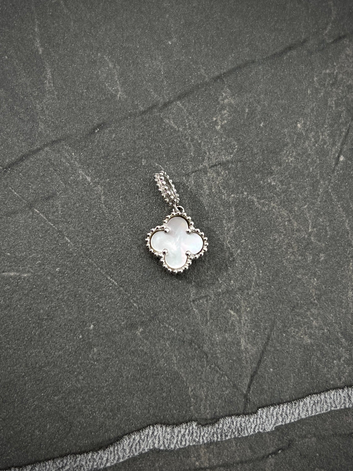 Dije Lucky Clover COn Piedra Blanca 0.9gr / Largo 1.6cm / Oro Blanco Nac B