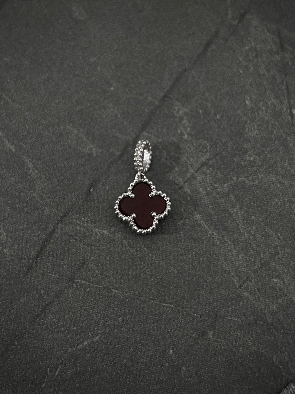 Dije Lucky Clover COn Piedra Roja 1.1gr / Largo 1.6cm / Oro Blanco Nac B
