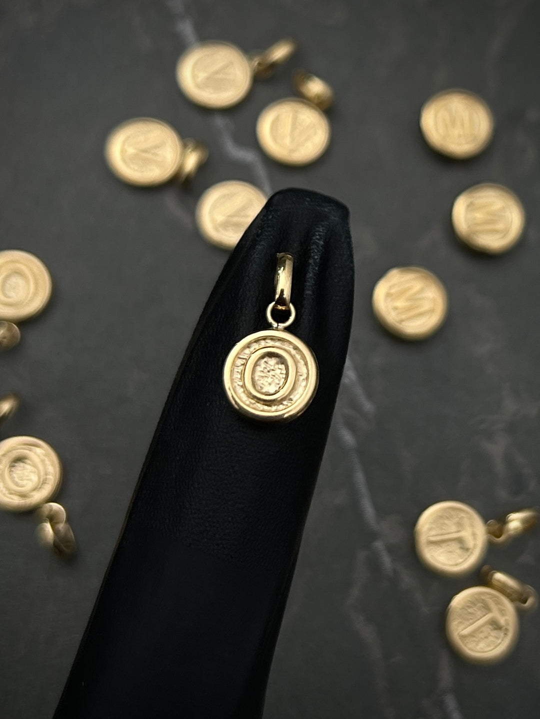 Dije MEdalla De LEtra O 0.35gr / Largo 1.4cm — Oro Amarillo