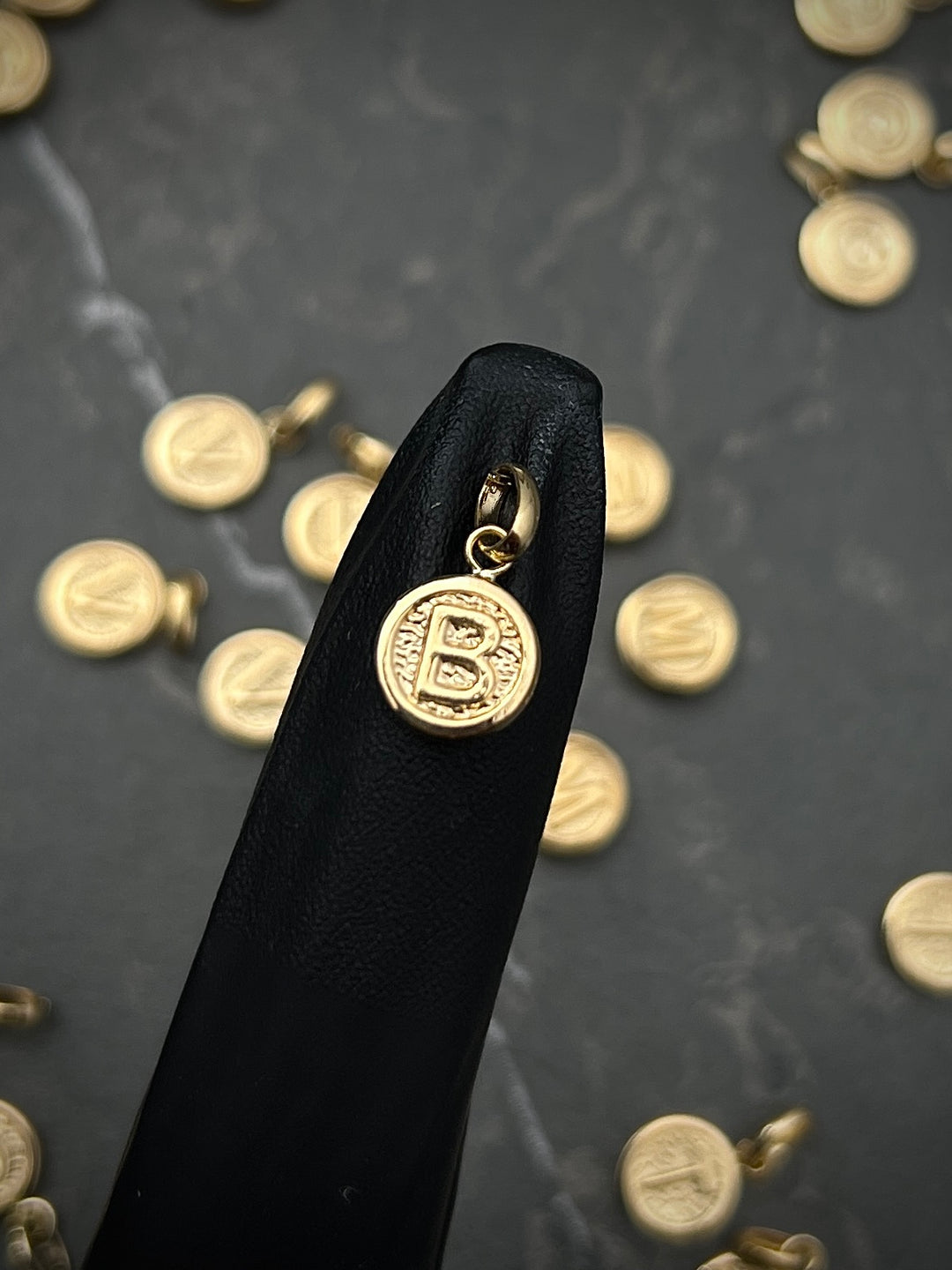 Dije Medalla De LEtra B 0.4gr / Largo 1.4cm — Oro Amarillo