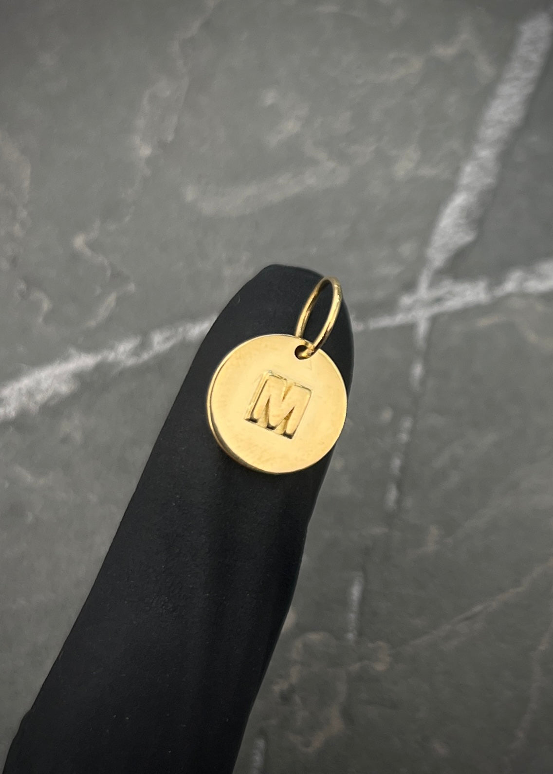 Dije letra M 2.6gr / Largo 1.8cm / Oro Amarillo Nac B