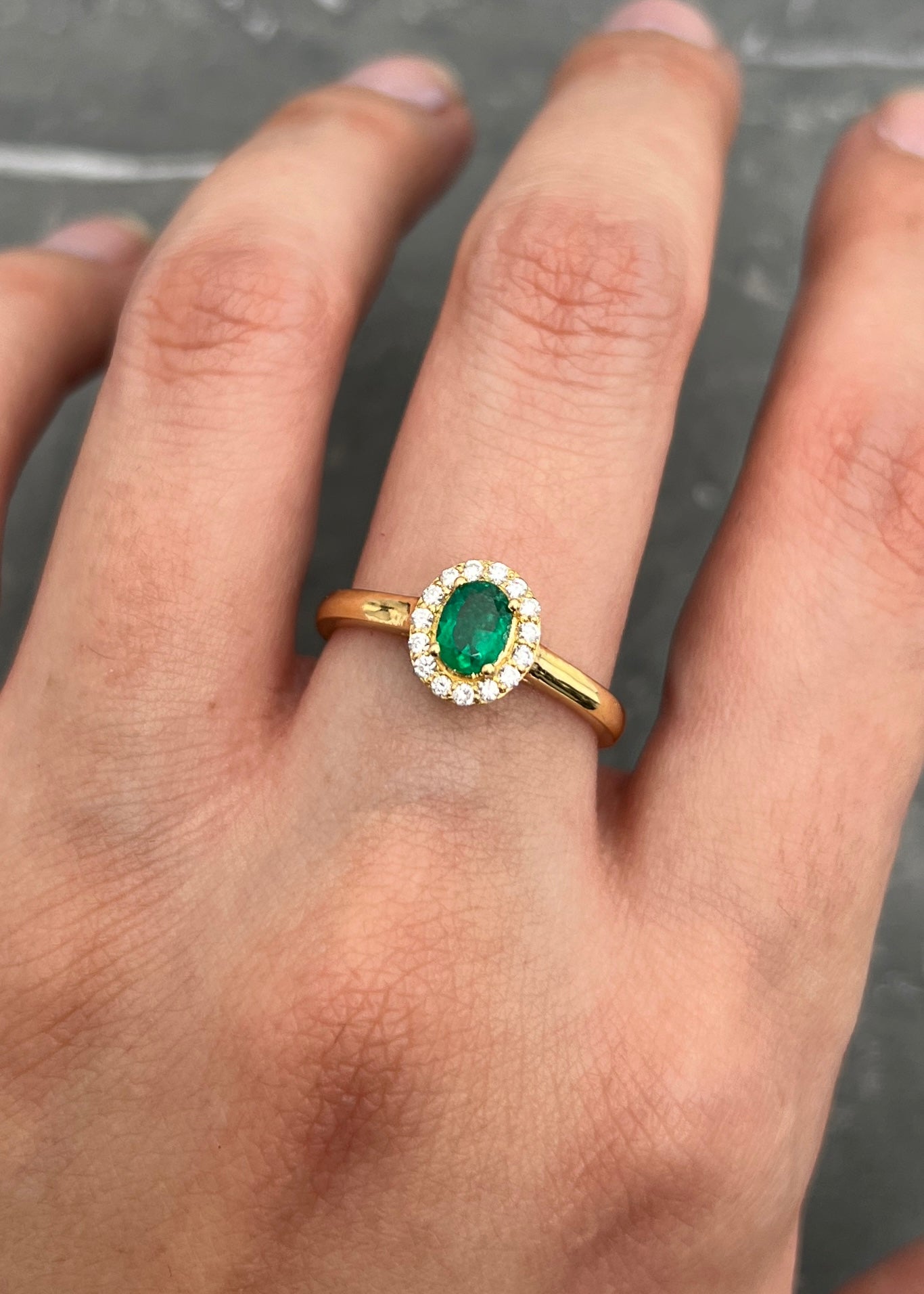 Solitario con 62pts de esmeralda y 20pts de diamantes 3.55gr / TALLA 7 / Oro Amarillo (Joya) M