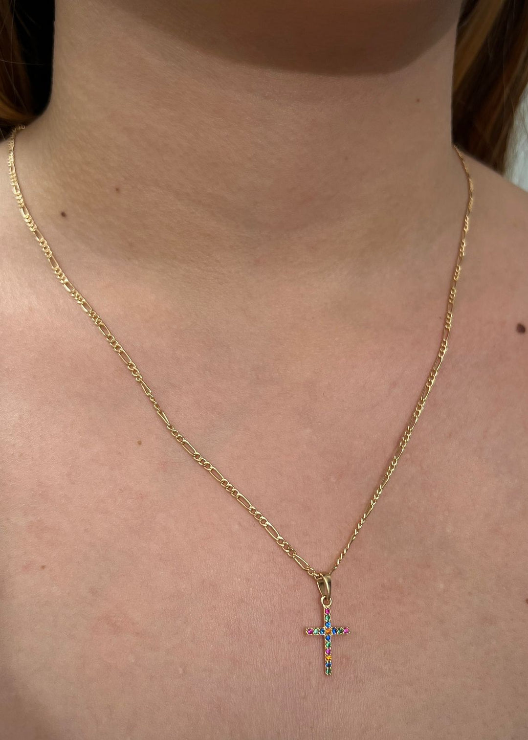 Dije cruz con swarovski multicolor 0.6gr / Largo 2cm — Oro Amarillo