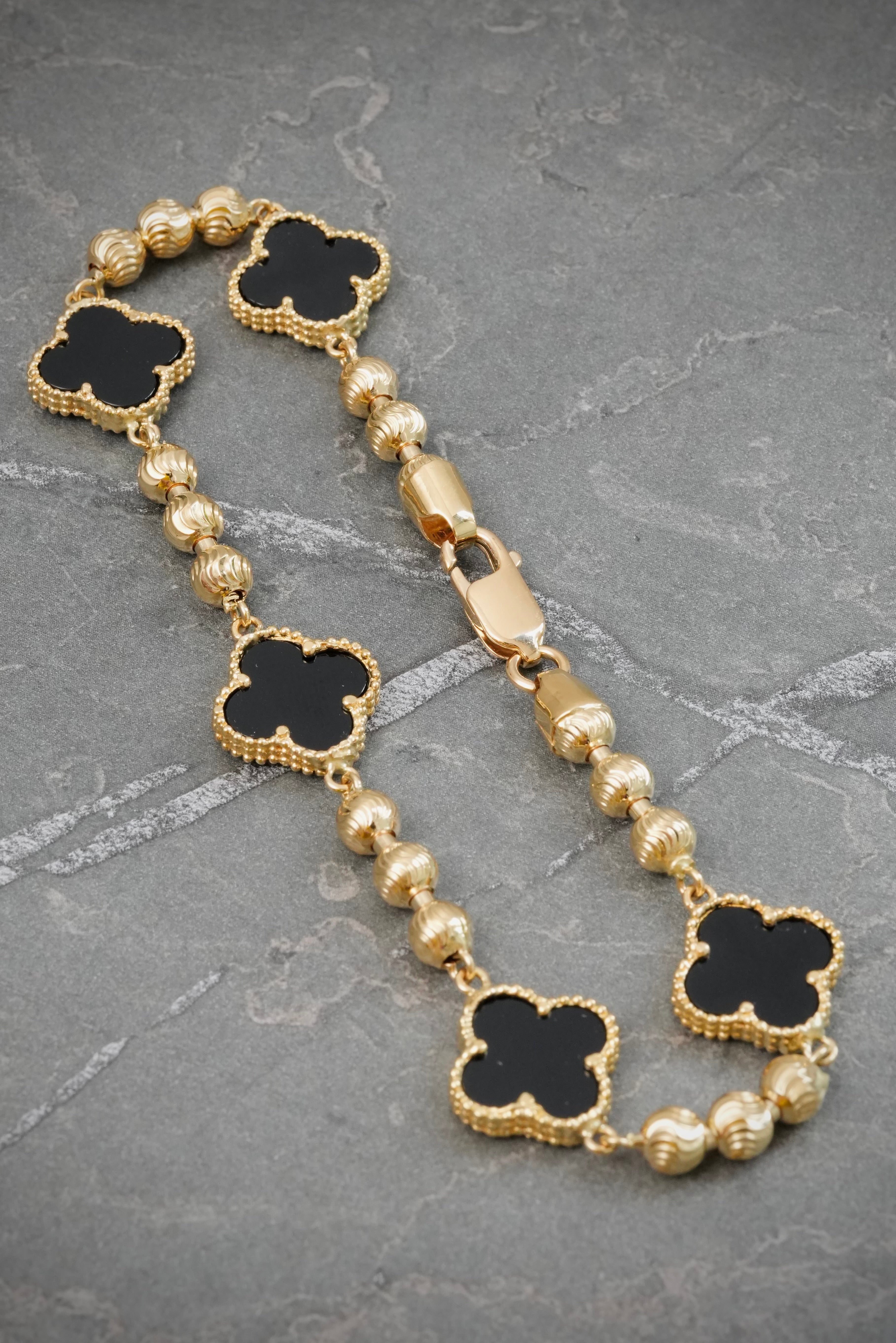 Pulso Lucky Clover Piedra Negra 15.85gr / 23cm / 14mm — Oro Amarillo