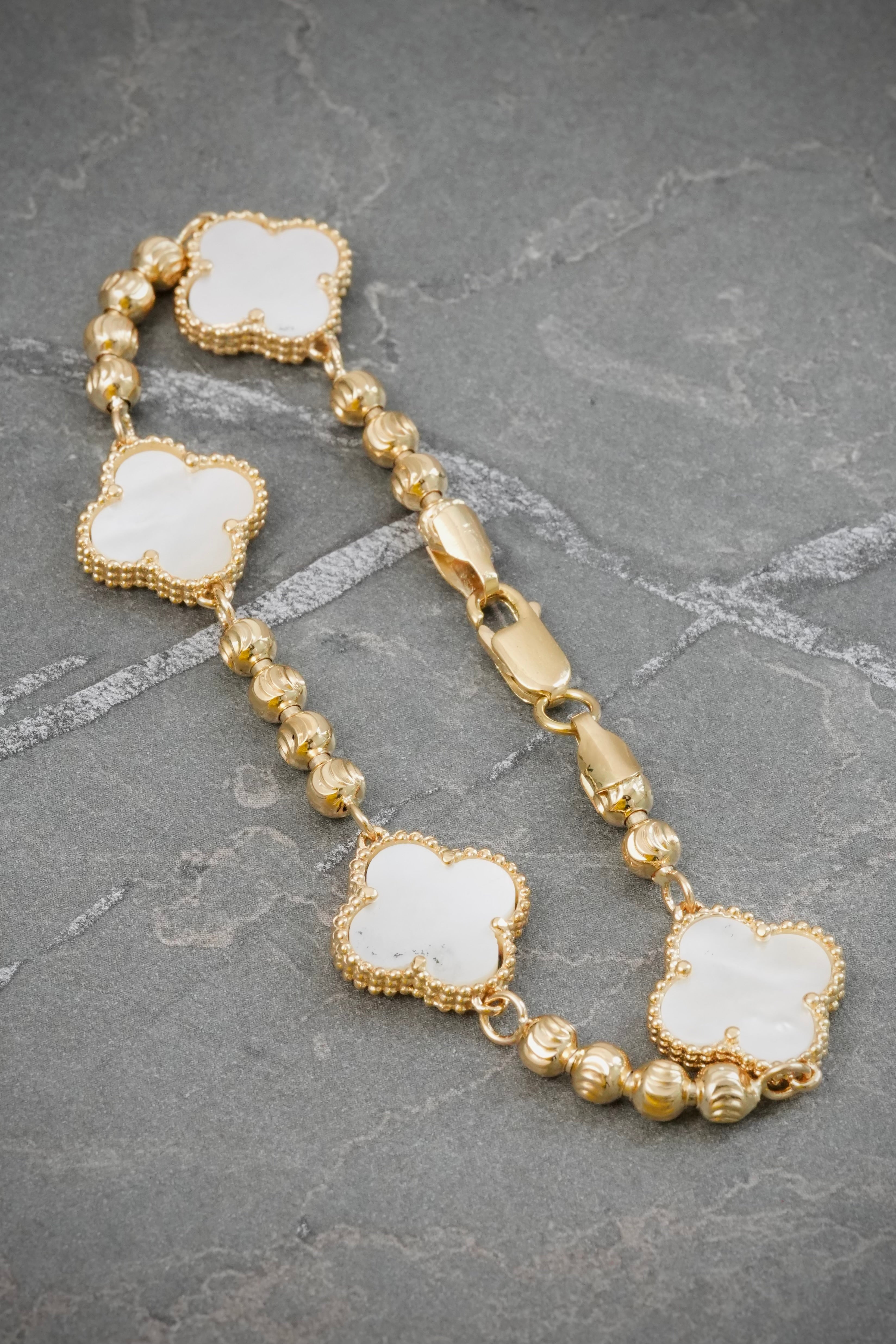 Pulso Lucky Clover Piedra Blanca 11.2gr / 18.5cm / 14mm — Oro Amarillo
