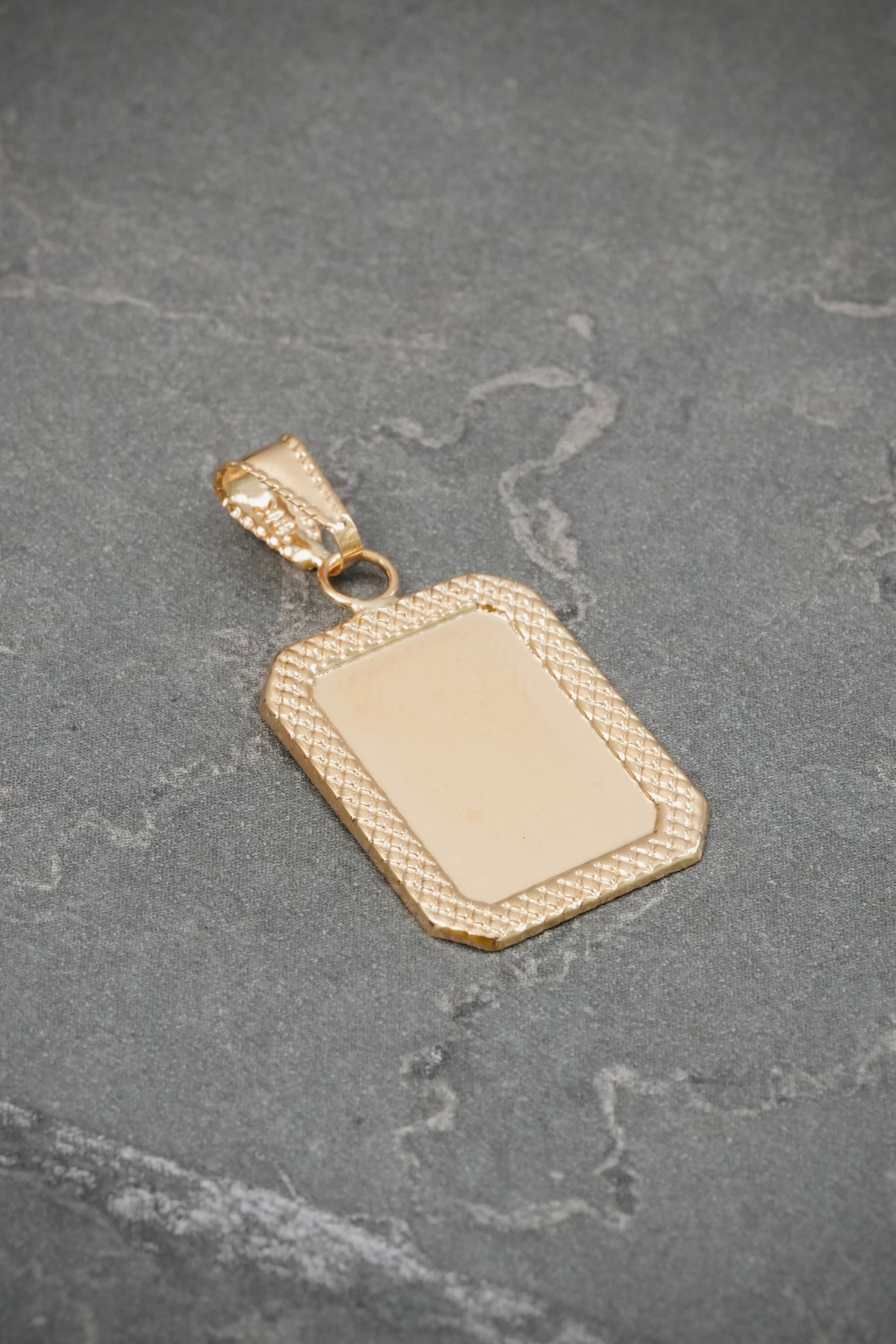 Dije Placa Diamantada 0.65gr / 2.7cm / 14.1mm — Oro Amarillo