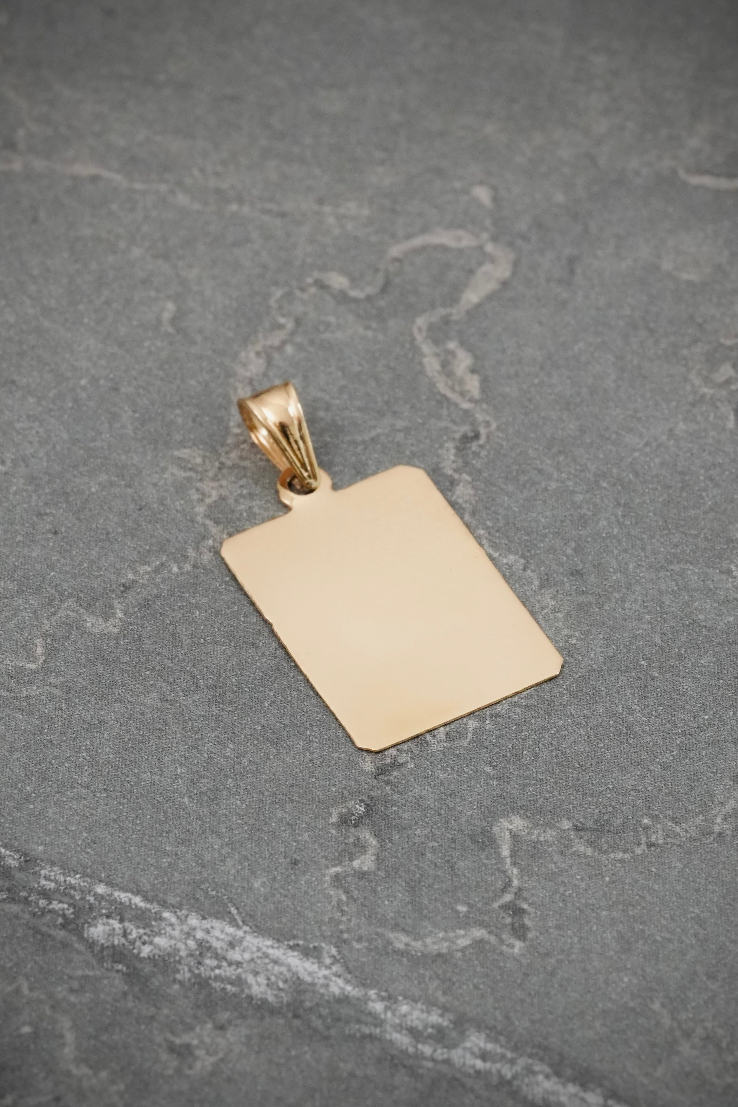 Dije Placa Lisa 0.7gr / 2.3cm / 12mm — Oro Amarillo