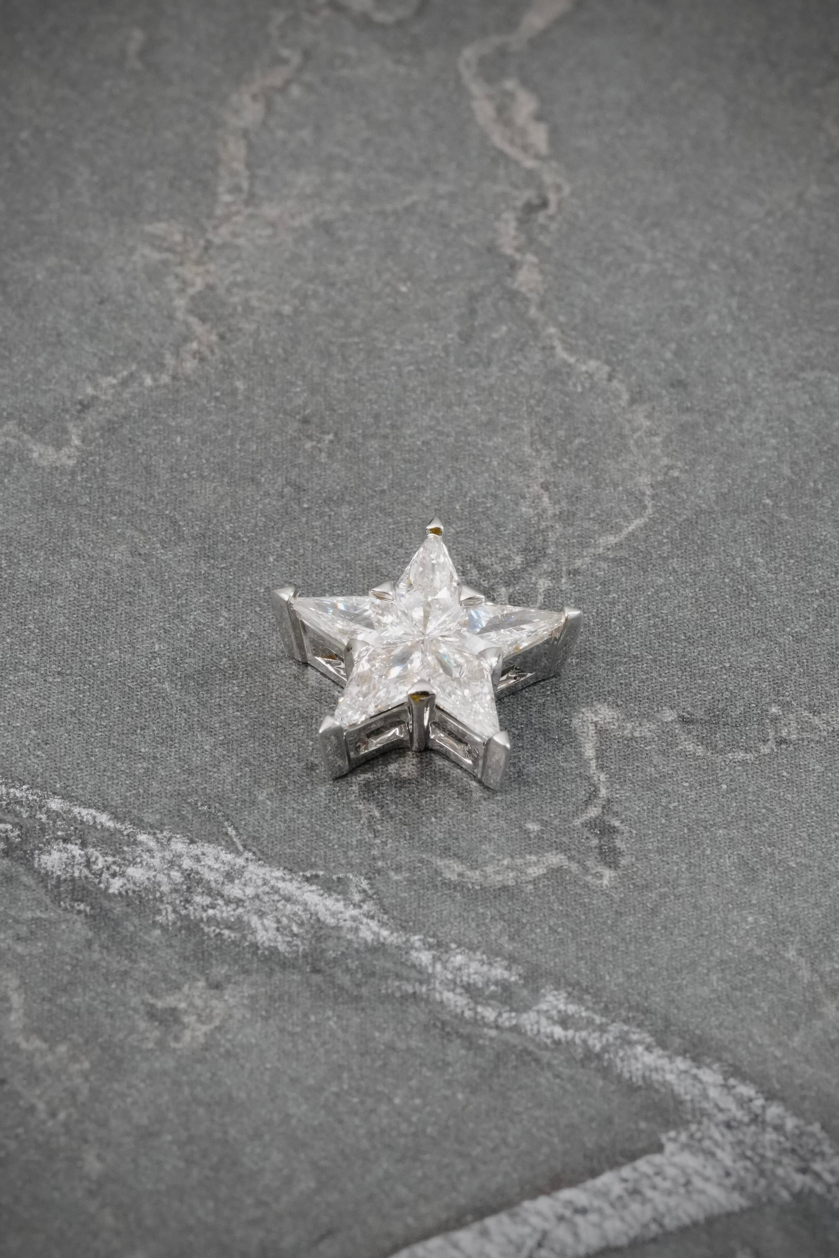 Dije Estrella con 53pts de Diamantes 0.9gr / 1cm / 11.5mm — Oro Blanco