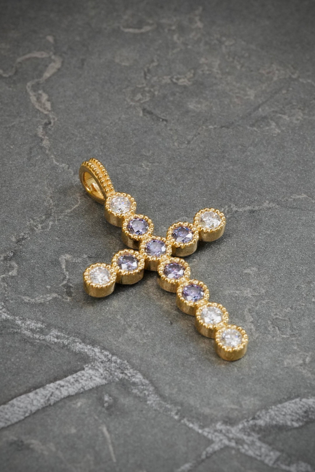 Dije Cruz con 113pts de Moissanita Morada y Blanca 4.6gr / 3.7cm / 22.8mm — Oro Amarillo