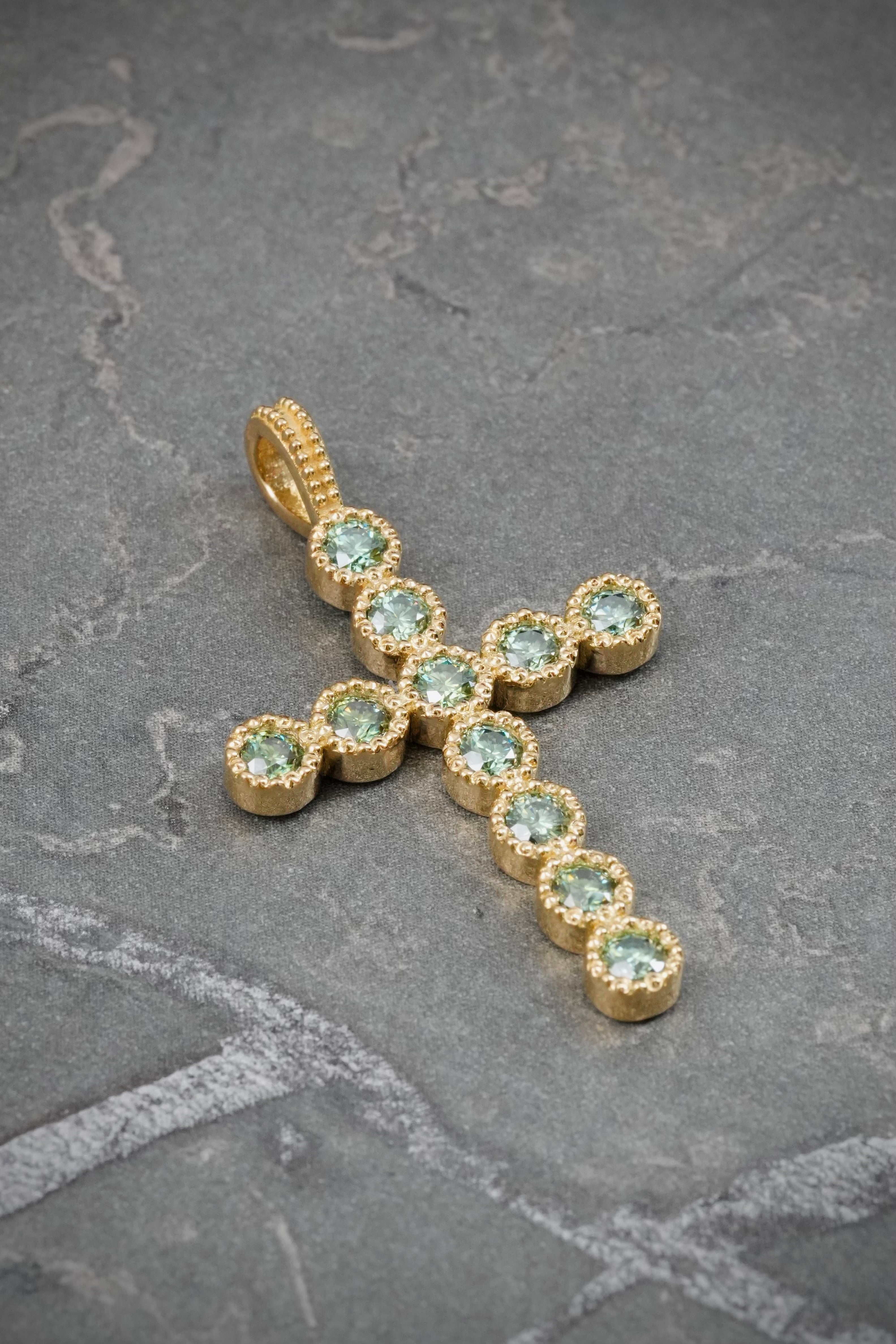 Dije con 111pts de Moissanita 4.45gr / 3.7cm / 22.6mm — Oro Amarillo