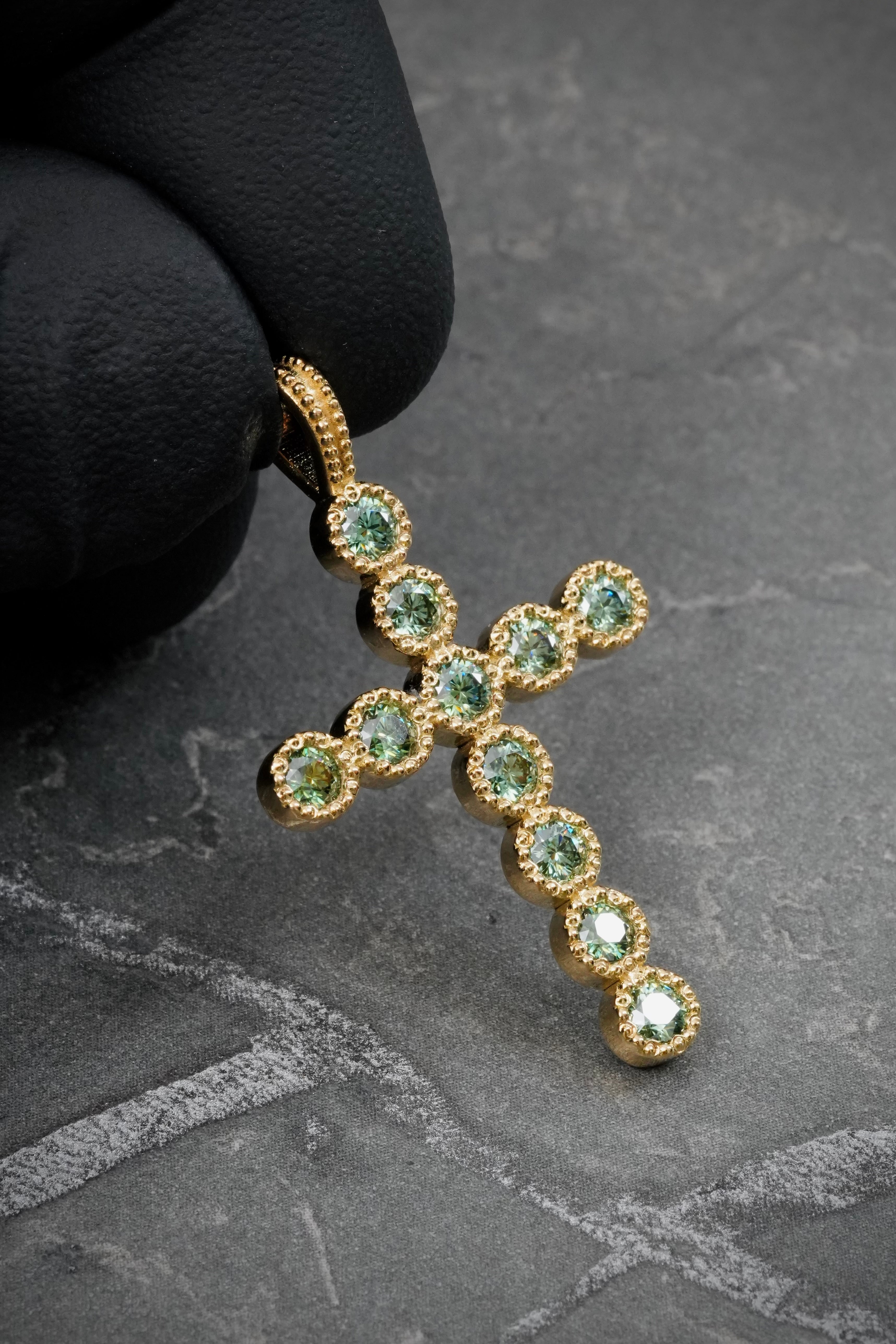 Dije con 111pts de Moissanita 4.45gr / 3.7cm / 22.6mm — Oro Amarillo