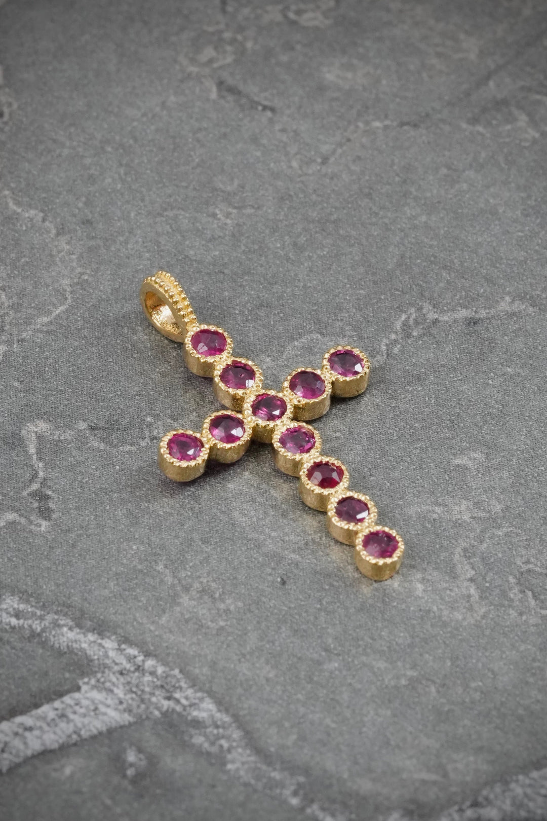 Dije con 62pts de Rubie 1.25gr / 2.5cm / 14.9mm — Oro Amarillo