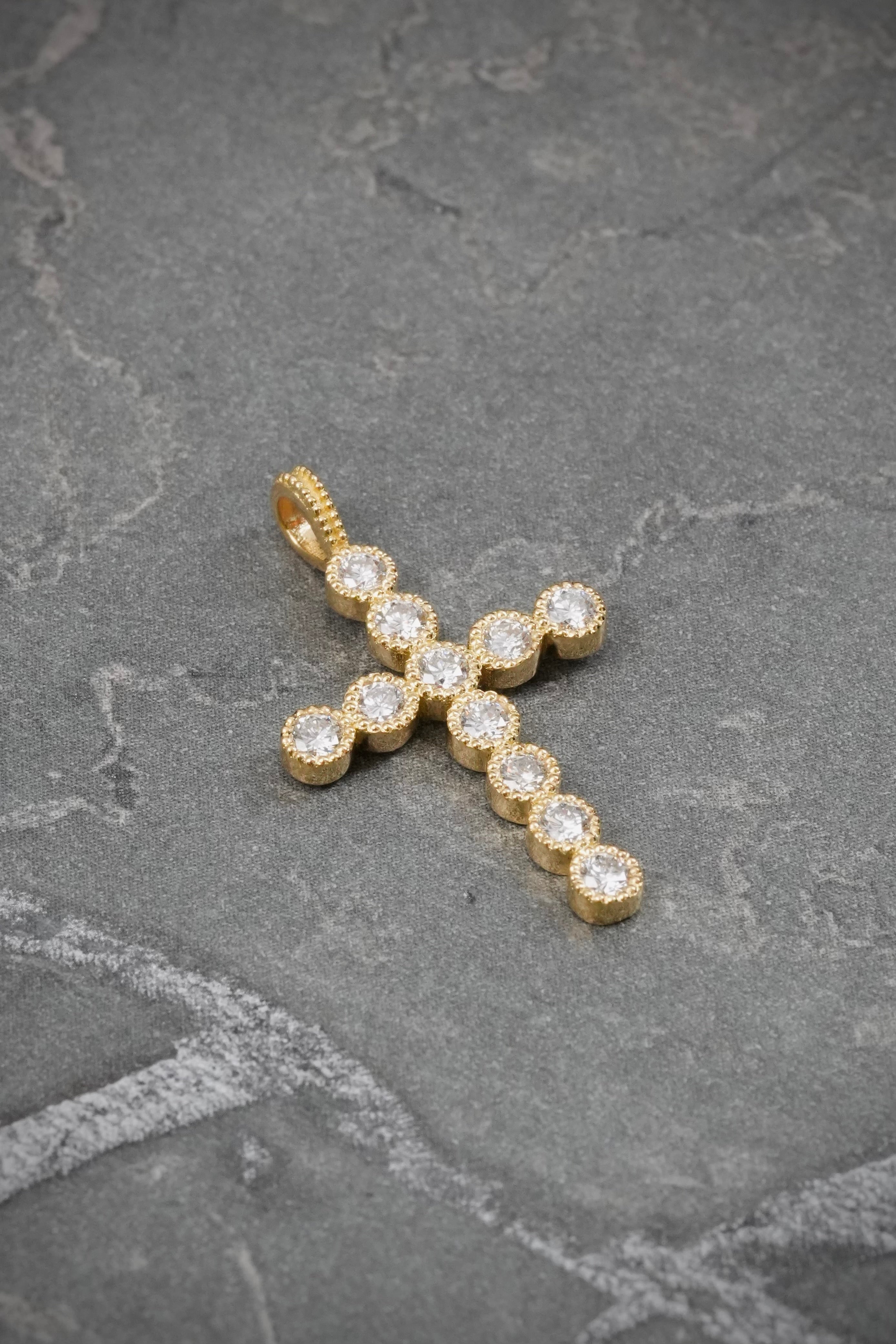 Dije con 43pts de Diamantes 1.2gr / 2.5cm / 15mm — Oro Amarillo