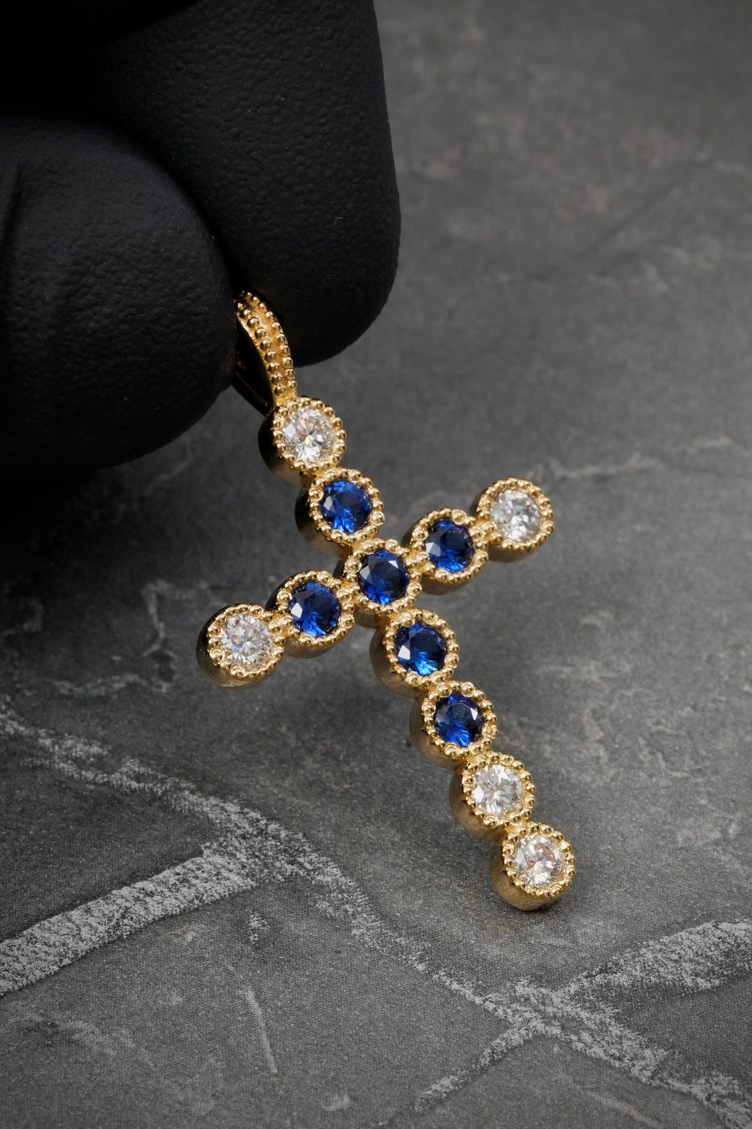 Dije con 133pts de Moissanita Azul y Blanca 4.65gr / 3.7cm / 22.8mm — Oro Amarillo