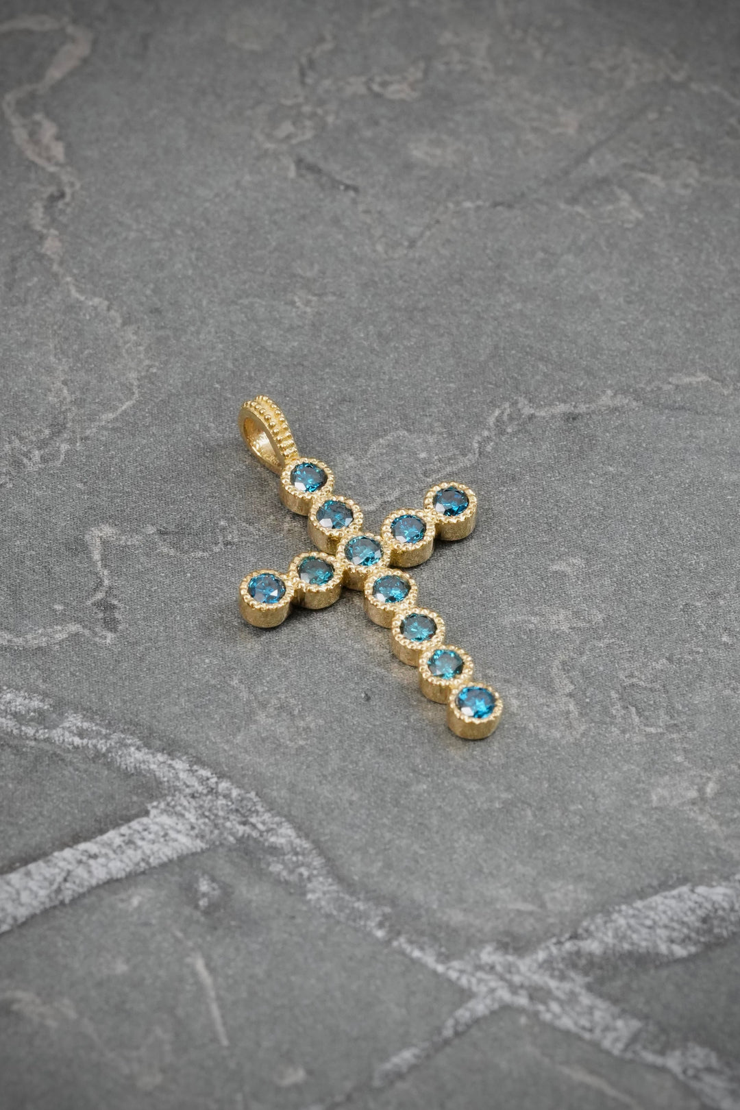 Dije con 46pts de Diamante Azul 1.25gr / 2.5cm / 15mm — Oro Amarillo