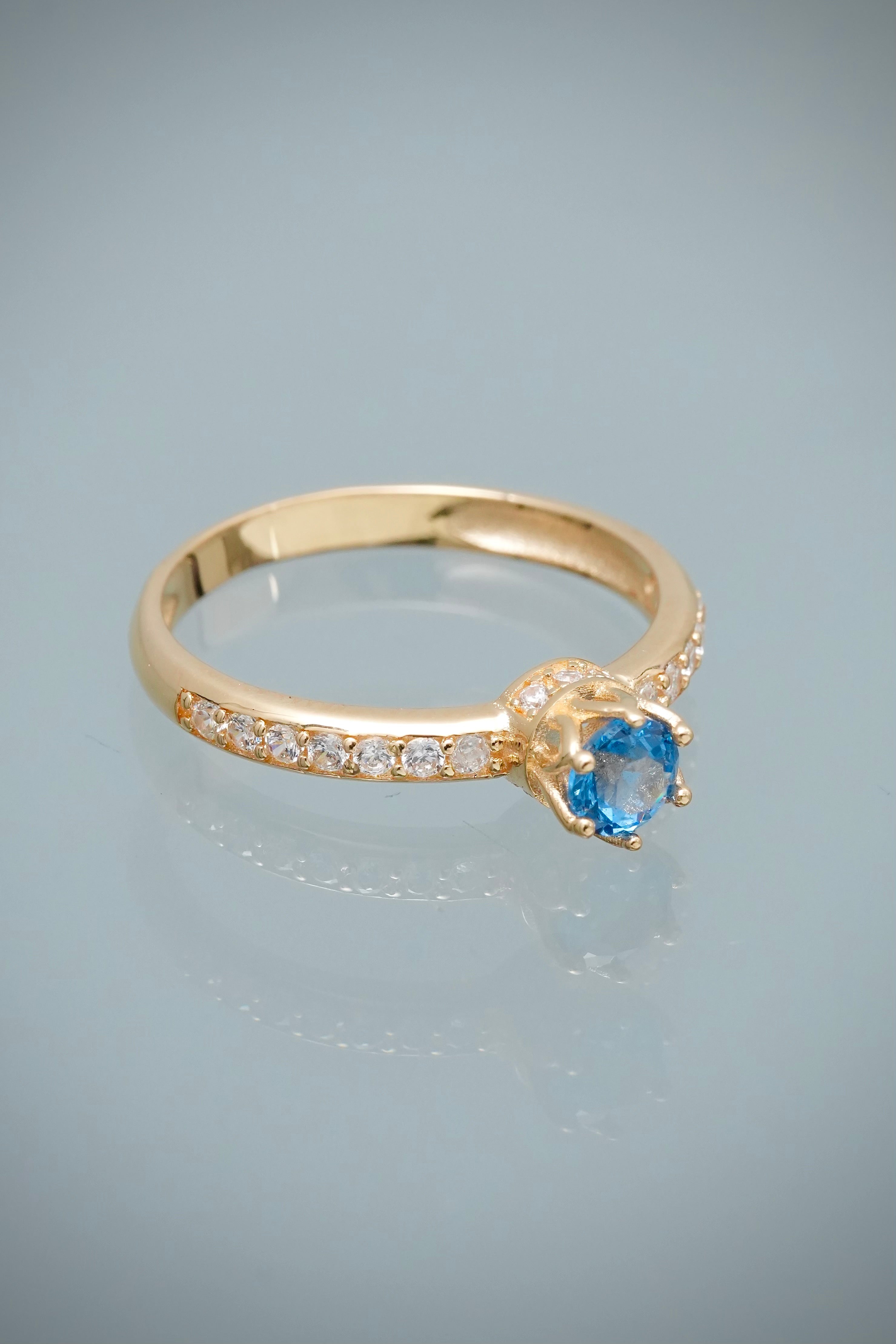 Solitario con Swarovski Azul y Blanco 2.95gr / Talla 7 3/4 — Oro Amarillo