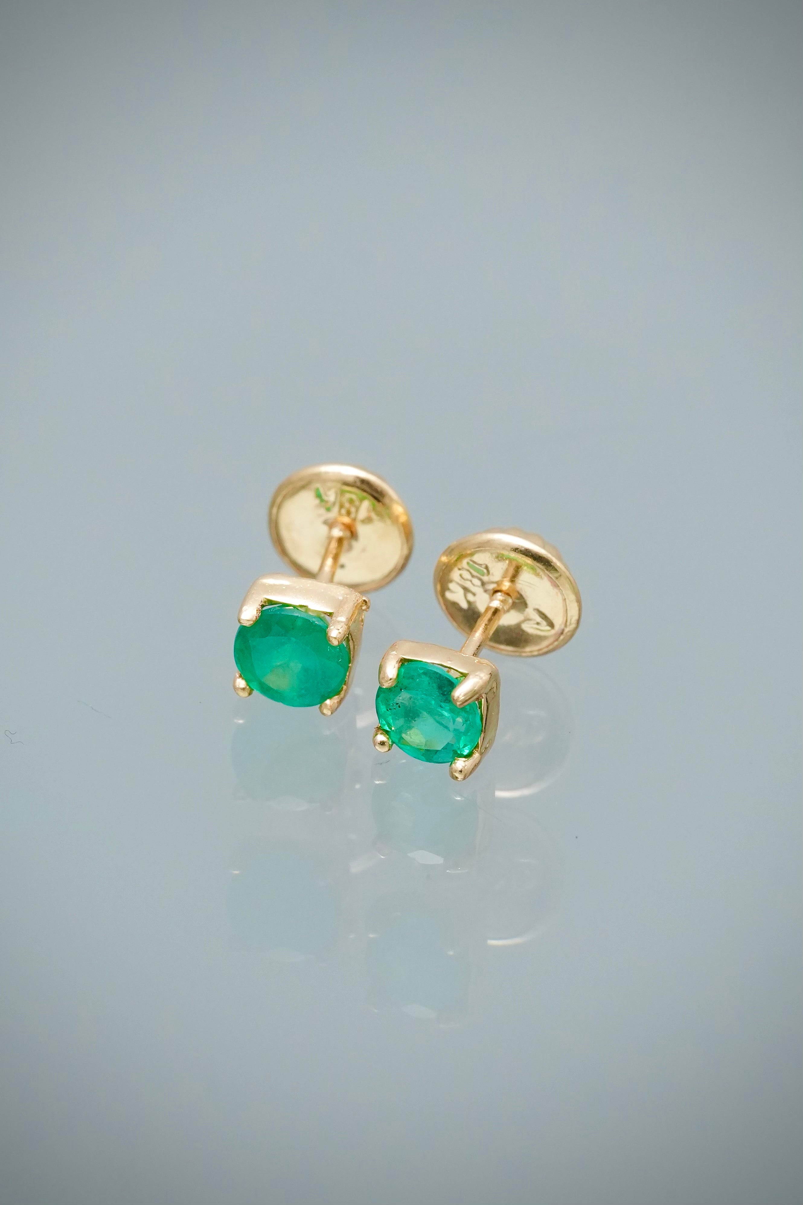 Topos con 30pts de Esmeralda 0.6gr / 0.3cm / 3.6mm — Oro Amarillo