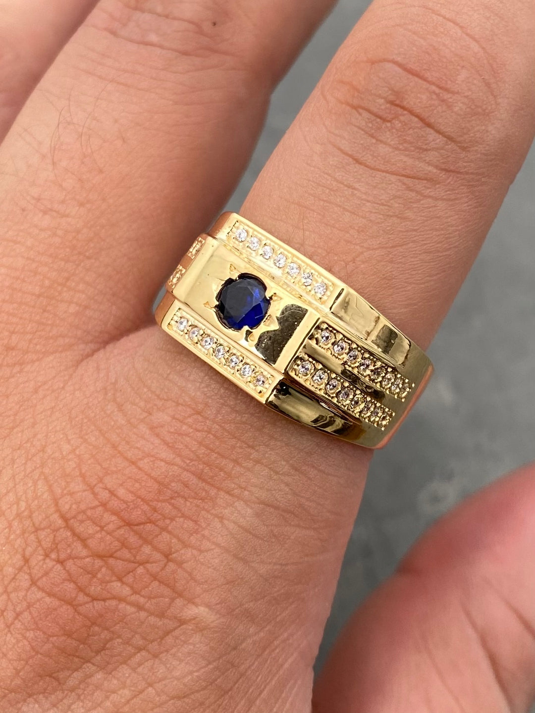 Anillo con Swarovski Azul y Blanco 5.9gr / Talla 10 1/4 — Oro Amarillo