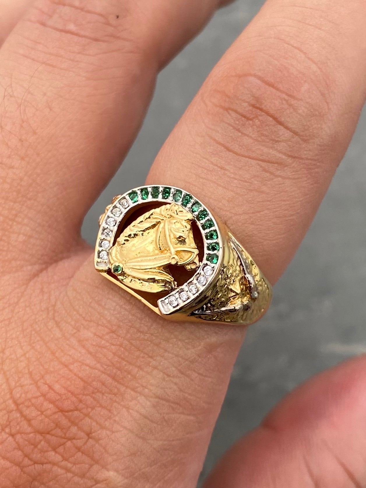 Anillo Caballo con Swarovski Verde y Blanco 6.85gr / Talla 8 1/2 — Oro Amarillo
