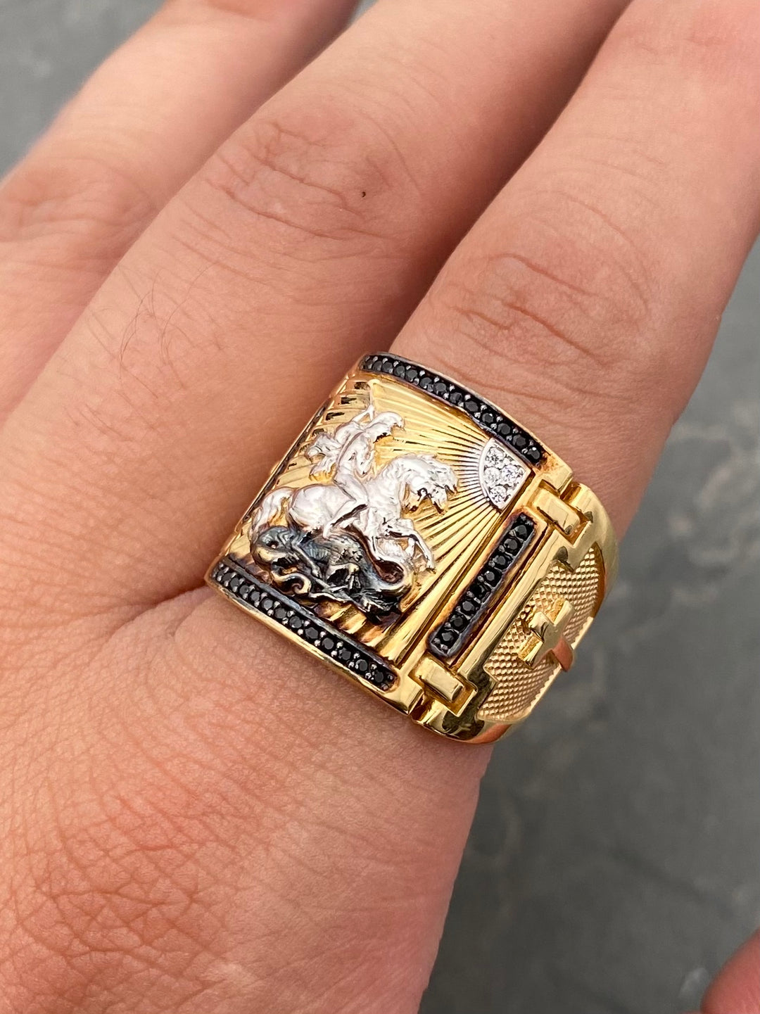 Anillo Caballo con Swarovski Negro 14gr / Talla 9 1/4 — Oro Amarillo